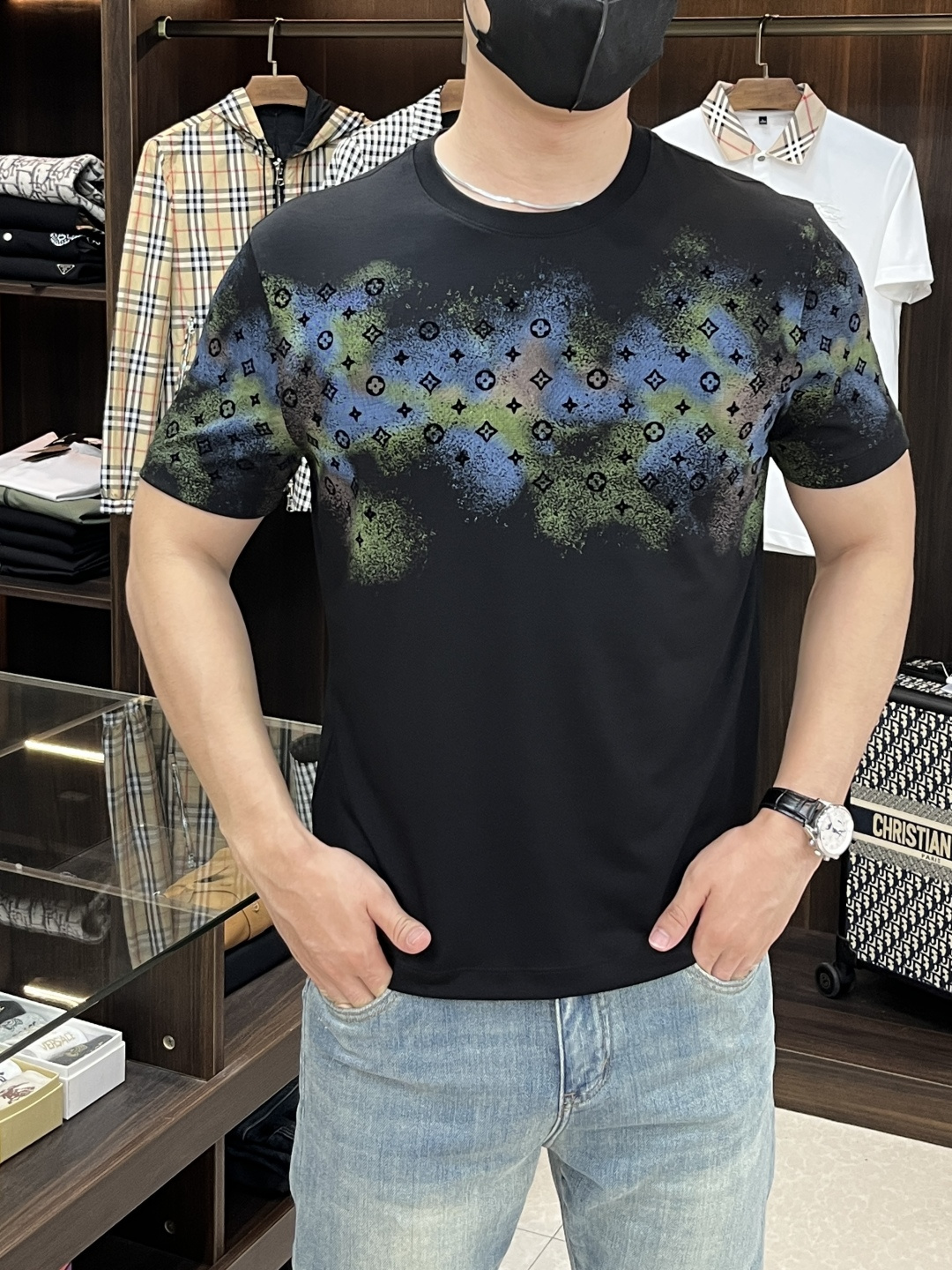 NO:149824,The main recommendation LV is exclusively designed for spring new donkey brand fashionable casual round neck short sleeves, mulberry silk knitted short sleeves, cool, breathable and sweat-absorbing original single craft high-end European version original single T-shirt, trendy and fashionable casual half-sleeved, high breathable and comfortable, impeccable details, brand element design concept, reflecting high quality. It presents casual cut, and the upper body style is excellent!  Code Number M-3XL H2025 new model first release, louis vuitton,louis vuitton,t-shirt,tees,t-shirt,alexander wang19860909主推 LV 独家专供春季新款驴牌时尚休闲圆领短袖,桑蚕丝针织起脚短袖,凉爽透气吸汗原单工艺高端欧版原单T恤,潮流时尚休闲半袖 透气舒适度高,细节无可挑剔,品牌元素设计理念,体现高品质.呈现休闲裁剪,上身版型超赞！码数M-3XL H2025新款首发,,louis vuitton,louis vuitton,T-shirt,tees，t-shirt,alexander wang,Men's clothing