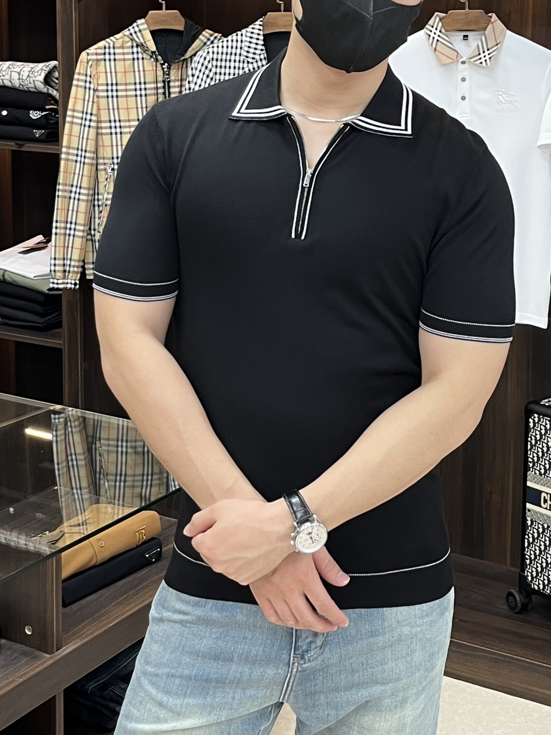 NO:149830,The main recommendation Dior is exclusively designed for the new spring style Dior fashion casual lapel short sleeves, mulberry silk knitted short sleeves, cool, breathable and sweat-absorbing original single craft high-end European version original single T-shirt, trendy and fashionable casual half-sleeved, breathable and comfortable, impeccable details, brand element design concept, reflecting high quality. It presents casual cut, and the upper body style is excellent!  Code Number M-3XL H2025 new model first release, dior, dior, T-shirt, tees, t-shirt, alexander wang19860909主推 Dior 独家专供春季新款迪奥时尚休闲翻领短袖,桑蚕丝针织起脚短袖,凉爽透气吸汗原单工艺高端欧版原单T恤,潮流时尚休闲半袖 透气舒适度高,细节无可挑剔,品牌元素设计理念,体现高品质.呈现休闲裁剪,上身版型超赞！码数M-3XL H2025新款首发,,dior,dior,T-shirt,tees，t-shirt,alexander wang,Men's clothing