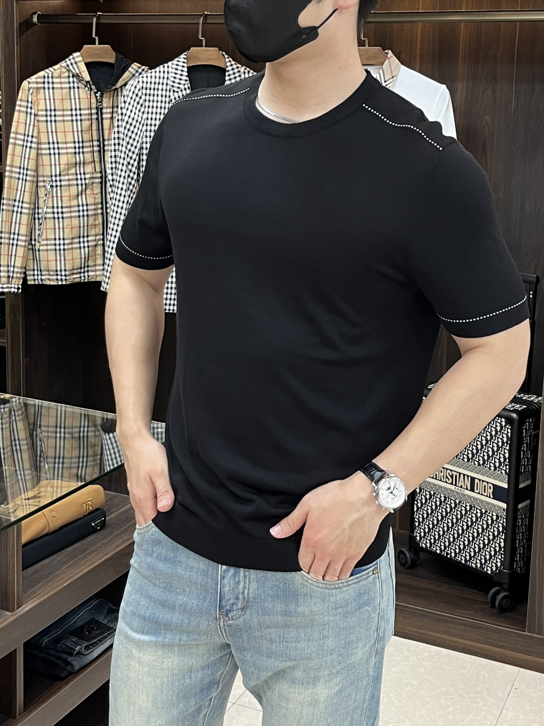 NO:149836,The main recommendation Dior is exclusively designed for the new spring Dior fashion casual round neck short sleeves, mulberry silk knitted short sleeves, cool, breathable and sweat-absorbing original single craft high-end European version original single T-shirt, trendy and fashionable casual half-sleeved, high breathable and comfortable, impeccable details, brand element design concept, reflecting high quality. It presents casual cut, and the upper body style is excellent!  Code Number M-3XL H2025 new model first release, dior, dior, T-shirt, tees, t-shirt, alexander wang19860909主推 Dior 独家专供春季新款迪奥时尚休闲圆领短袖,桑蚕丝针织起脚短袖,凉爽透气吸汗原单工艺高端欧版原单T恤,潮流时尚休闲半袖 透气舒适度高,细节无可挑剔,品牌元素设计理念,体现高品质.呈现休闲裁剪,上身版型超赞！码数M-3XL H2025新款首发,,dior,dior,T-shirt,tees，t-shirt,alexander wang,Men's clothing