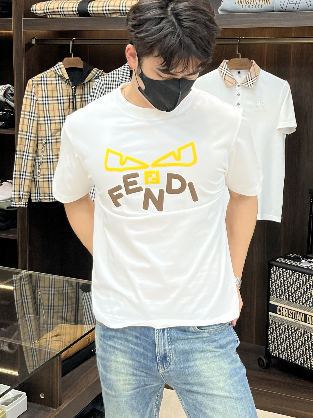 NO:437622,The main recommendation is Fendi 2025 spring exclusively for new trendy men's fashionable casual short-sleeved T-shirts. The new spring casual round neck short-sleeved T-shirts, high-end European version original single trendy fashion boutique!  High breathability and comfort, impeccable details, brand elements design concept, reflecting high quality. It presents casual cut and has a great upper body style!  S-XXXL H2025 new model first release, fendi, fendi, T-shirt, tees, t-shirt, alexander wang19860909主推 Fendi 芬迪 2025春季独家专供新款潮男时尚休闲短袖T恤.春季新款休闲圆领短袖T恤衫,高端欧版原单潮流时尚精品！透气舒适度高,细节无可挑剔,品牌元素设计理念,体现高品质.呈现休闲裁剪,上身版型超赞！ 码数S-XXXL H2025新款首发,,fendi,fendi,T-shirt,tees，t-shirt,alexander wang,Men's clothing