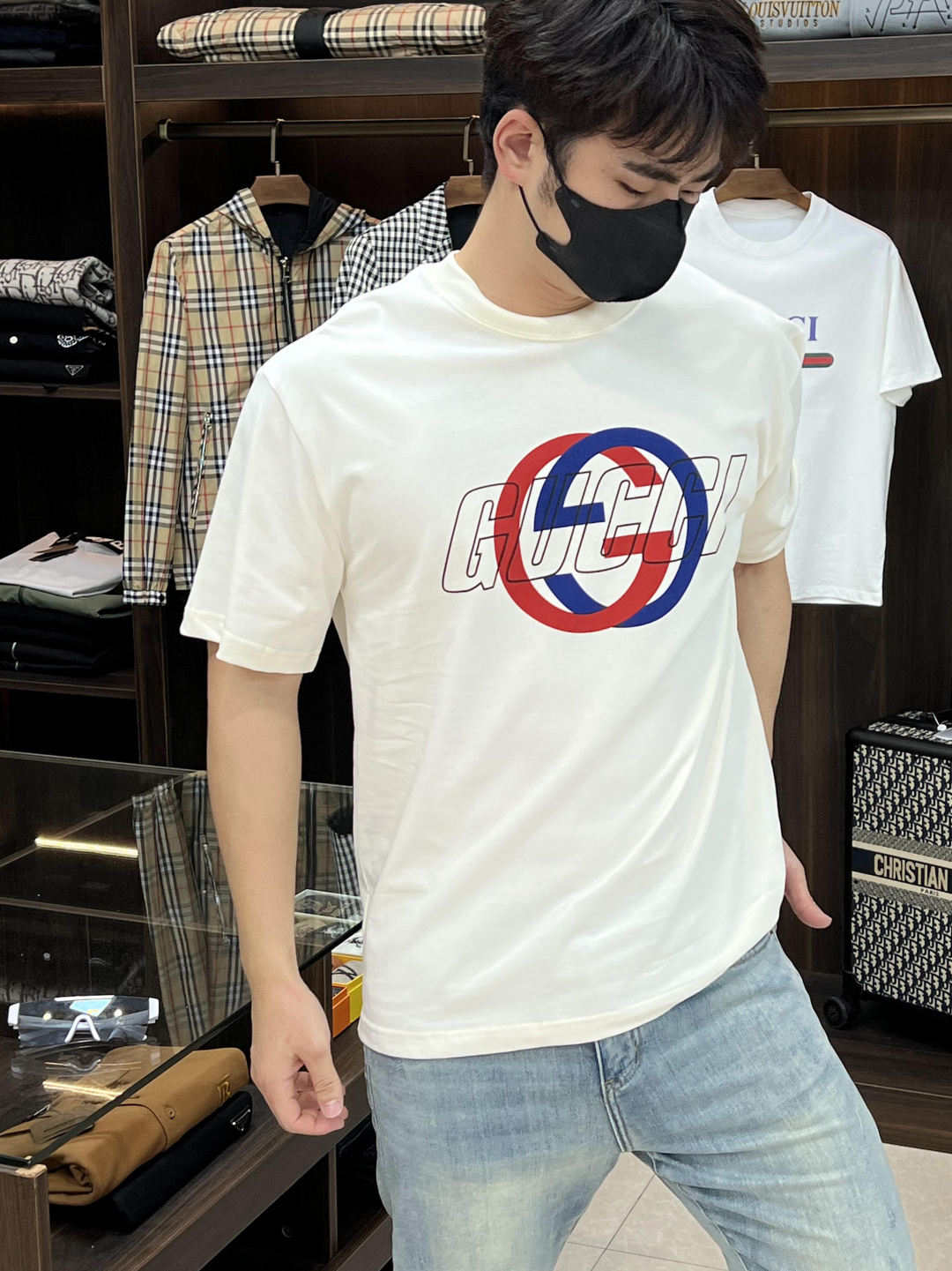 NO:159749,The main recommendation Gucci is exclusively designed for the new spring Gucci fashion casual round neck short sleeves, pure cotton fabric original single craft high-end European version original single T-shirt, trendy and fashionable casual half-sleeved, breathable and comfortable, impeccable details, brand element design concept, reflecting high quality. It presents casual cut, and the upper body style is superb!  Code number Xs-XL H2025 new model first release, gucci, gucci, T-shirt, tees, t-shirt, alexander wang19860909主推 Gucci 独家专供春季新款古驰时尚休闲圆领短袖,纯棉面料原单工艺高端欧版原单T恤,潮流时尚休闲半袖 透气舒适度高,细节无可挑剔,品牌元素设计理念,体现高品质.呈现休闲裁剪,上身版型超赞！ 码数Xs-XL H2025新款首发,,gucci,gucci,T-shirt,tees，t-shirt,alexander wang,Men's clothing