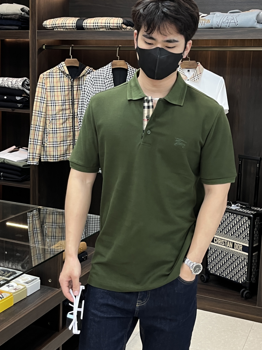 NO:149855,The main recommendation is Burberry 25S spring new Burberry lapel T-shirt short-sleeved, high-end brand fashion trend casual short-sleeved T-shirt, war horse logo embroidery details impeccable, brand element design concept, reflect high quality. It presents casual cut, and the upper body style is superb!  S-XL H2025 new model debut, burberry, burberry, T-shirt, tees, t-shirt, alexander wang19860909主推 Burberry 25S春季新款巴宝莉翻领T恤短袖,高端品牌时尚潮流休闲短袖T恤,战马logo刺绣细节无可挑剔,品牌元素设计理念,体现高品质.呈现休闲裁剪,上身版型超赞！ 码数S-XL H2025新款首发,,burberry,burberry,T-shirt,tees，t-shirt,alexander wang,Men's clothing