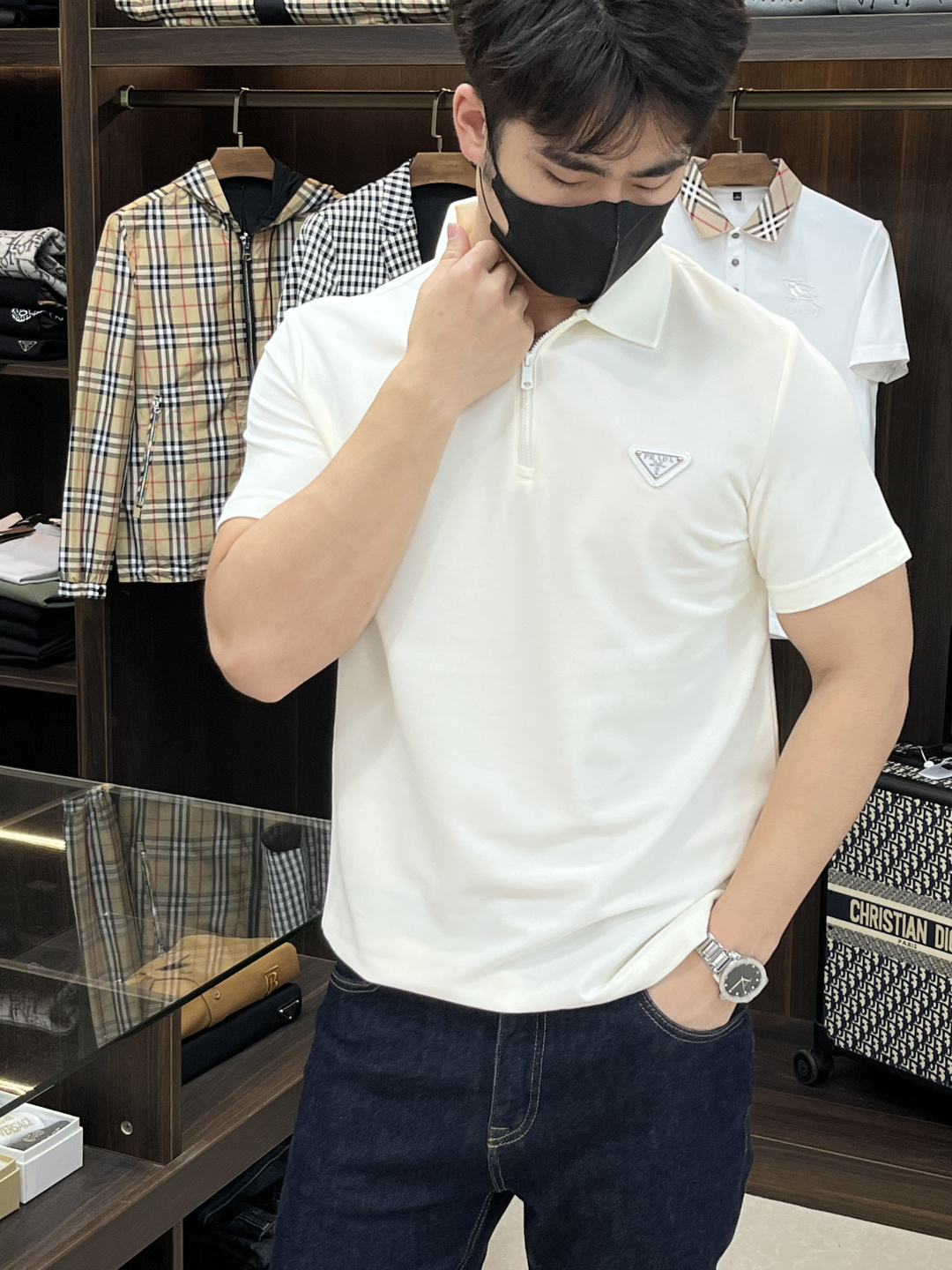 NO:149861,The main recommendation is Prada 25SS new classic triangular semi-zipper polo shirt, developed 1:1 in the original version, carefully crafted from beaded cotton fabric, presenting a classic design in a new sporty style, with novel and fashionable styles, the same style as men and women. Highly recommended!  Color black and white S M L XL, prada, prada, alexander wang19860909主推 Prada 普拉达 25SS新款经典三角标半拉链polo衫, 原版1:1开发,采用珠地棉面料精心打造,以全新运动风格呈现经典设计,款式新颖时尚,男女同款,强烈推荐！ 颜色黑色、白色 码数S M L XL,,prada,prada,alexander wang,Men's clothing