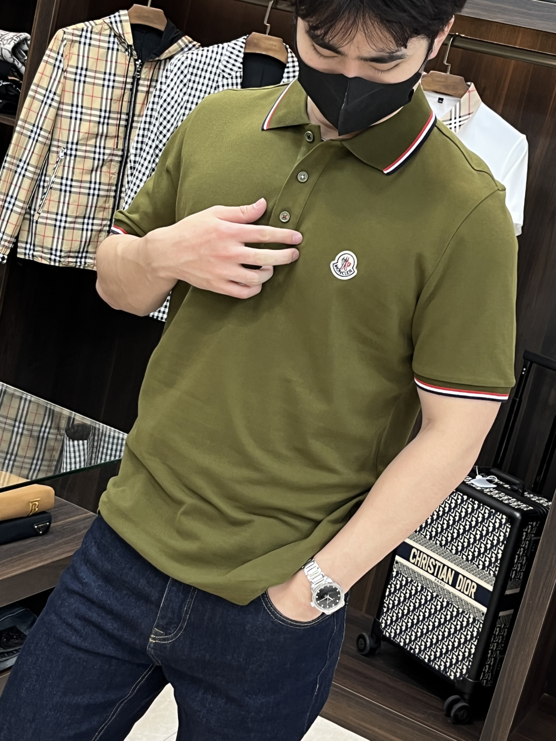 NO:149866,The main recommendation Moncler 25 early spring and summer new Polo short-sleeved mask. This Polo shirt is made of high-end cotton beaded floor fabric. The chest is decorated with Mengjia logo patches, and the shell buttons are engraved with Mengjia English letters. The original version is developed 1:1, complete three standards, business and casual, high-end wear on the outside and inside, the same style as men and women, highly recommended!  Color black gray white dark green Number of codes: S M L XL,,christian louboutin,Moncler,T-shirt,alexander wang19860909主推 Moncler 25早春夏新款Polo短袖蒙口这款Polo衫采用高端棉质珠地面料制成,胸前饰有蒙家标识贴片,贝壳纽扣刻有蒙家英文字母,原版1:1开发,三标齐全,商务休闲,外穿内搭都高档次,男女同款,强烈推荐！ 颜色黑色 灰色 白色 墨绿色 码数:S M L XL,,christian louboutin,Moncler,T-shirt,alexander wang,Men's clothing