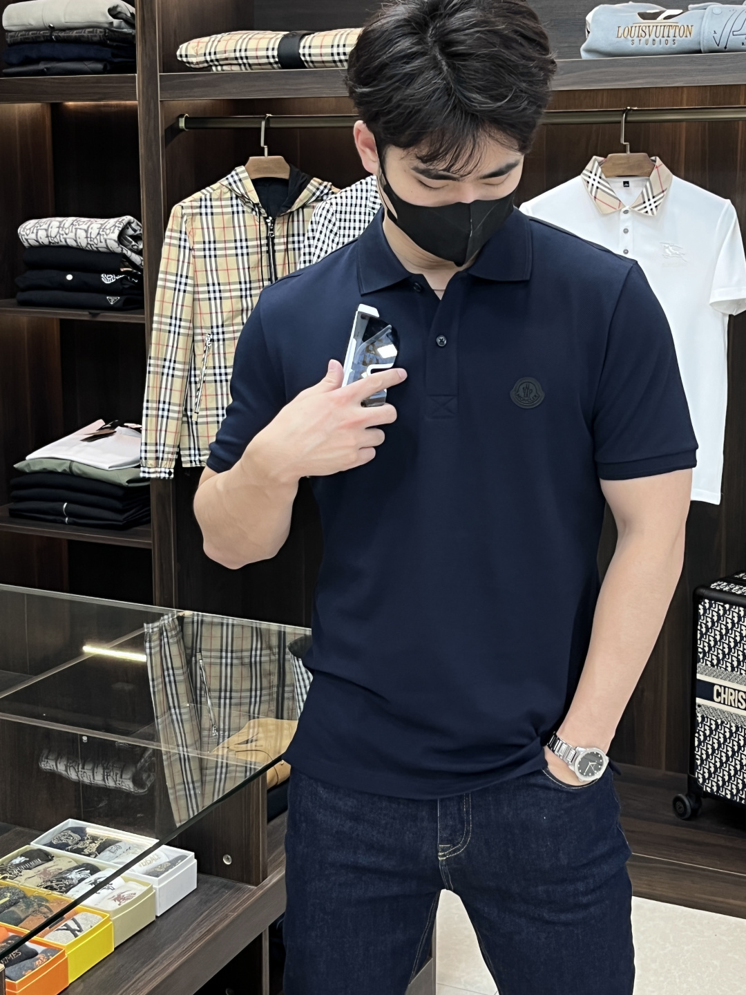 NO:149873,The main recommendation Moncler 25 early spring and summer new masked Polo short-sleeved Polo shirt is made of high-end cotton beaded floor fabric, which is a timeless design item suitable for all seasons. Classic style, classic silicone logo on the chest, Beidian buttons are engraved with Mengjia English letters, original 1:1 development, complete three standards, business and casual, high-end wear on the outside and inside, the same style as men and women, highly recommended!  Color black white royal blue brown on white number of codes: S M L XL,,christian louboutin,Moncler,T-shirt,alexander wang19860909主推 Moncler 25早春夏新款蒙口Polo短袖这款Polo衫采用高端棉质珠地面料制成,是适合各种季节的隽永设计单品.经典款式,胸前饰有经典硅胶标识,贝店纽扣刻有蒙家英文字母,原版1:1开发,三标齐全,商务休闲,外穿内搭都高档次,男女同款,强烈推荐！ 颜色黑色 白色 宝蓝色 咖啡色 米白色 码数:S M L XL,,christian louboutin,Moncler,T-shirt,alexander wang,Men's clothing