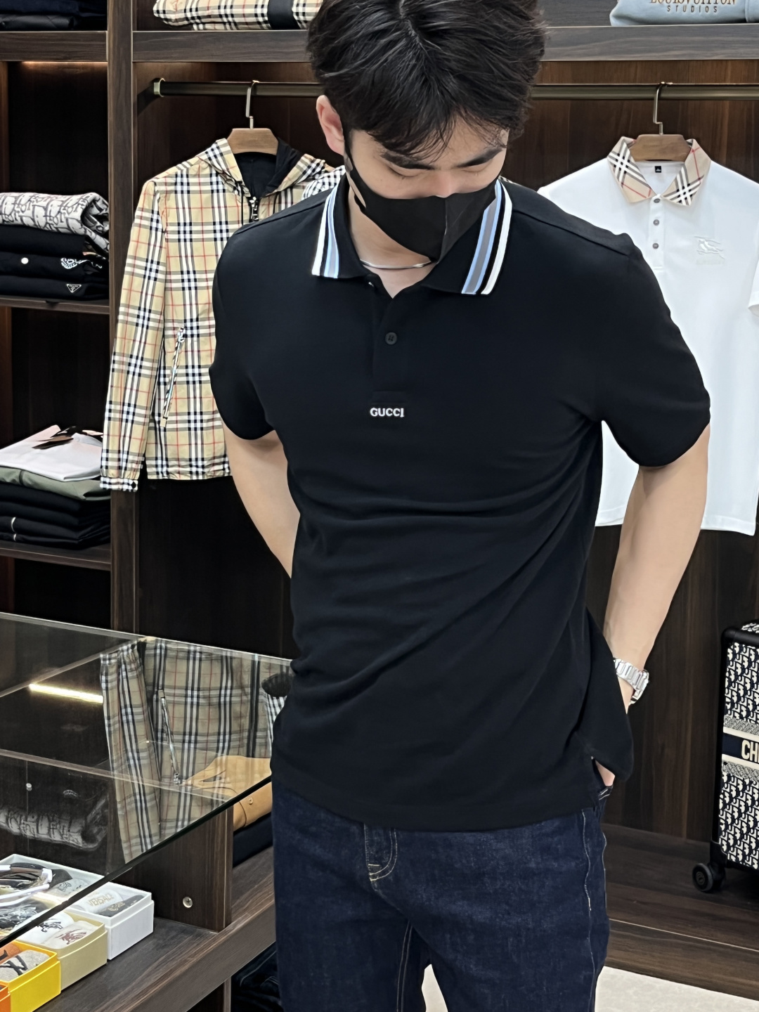 NO:149878,The main recommendation is Gucci's new Gucci chest micro-label embroidered three-color polo shirt. This model is made of elastic bead floor cotton fabric, with thick and full threads on the contrasting collar. The laser logo Fritillar buckle micro-label embroidery, showing a unique style. The style is super positive, the upper body effect is excellent, and highly recommended!  Color black royal blue khaki size S-XL, gucci, gucci, alexander wang19860909主推 Gucci 新款古驰胸口微标刺绣三色polo衫 这款采用弹力珠地棉面料匠心打造,撞色领口螺纹厚实饱满 激光logo贝母扣微标刺绣 ,尽展别样风采.版型超正,上身效果超赞,强烈推荐！ 颜色黑色 宝蓝色 卡其色 尺码S-XL,,gucci,gucci,alexander wang,Men's clothing