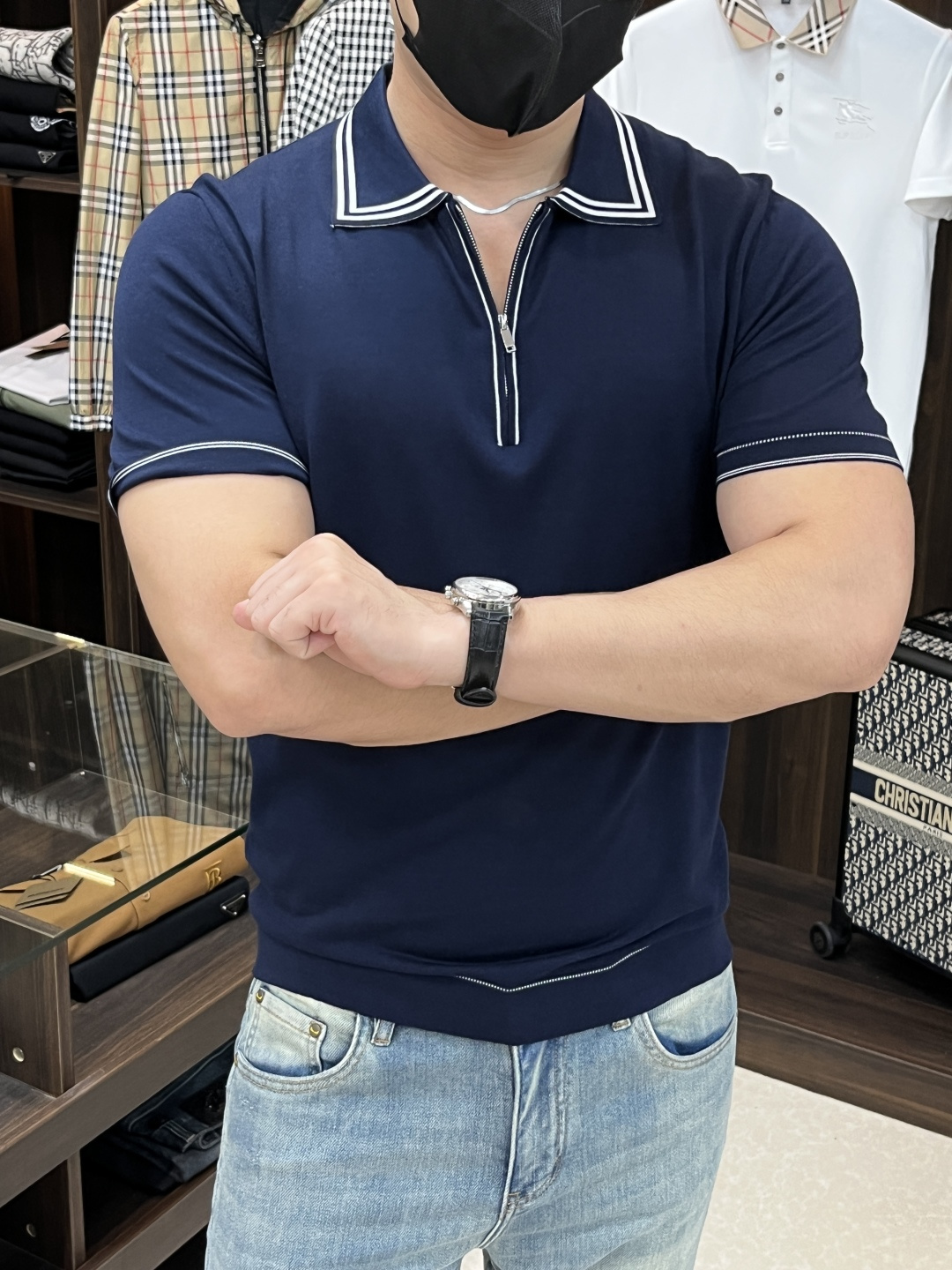 NO:149843,The main recommendation Dior is exclusively designed for the new spring style Dior fashion casual lapel short sleeves, mulberry silk knitted short sleeves, cool, breathable and sweat-absorbing original single craft high-end European version original single T-shirt, trendy and fashionable casual half-sleeved, breathable and comfortable, impeccable details, brand element design concept, reflecting high quality. It presents casual cut, and the upper body style is excellent!  Code Number M-3XL H2025 new model first release, dior, dior, T-shirt, tees, t-shirt, alexander wang19860909主推 Dior 独家专供春季新款迪奥时尚休闲翻领短袖,桑蚕丝针织起脚短袖,凉爽透气吸汗原单工艺高端欧版原单T恤,潮流时尚休闲半袖 透气舒适度高,细节无可挑剔,品牌元素设计理念,体现高品质.呈现休闲裁剪,上身版型超赞！码数M-3XL H2025新款首发,,dior,dior,T-shirt,tees，t-shirt,alexander wang,Men's clothing