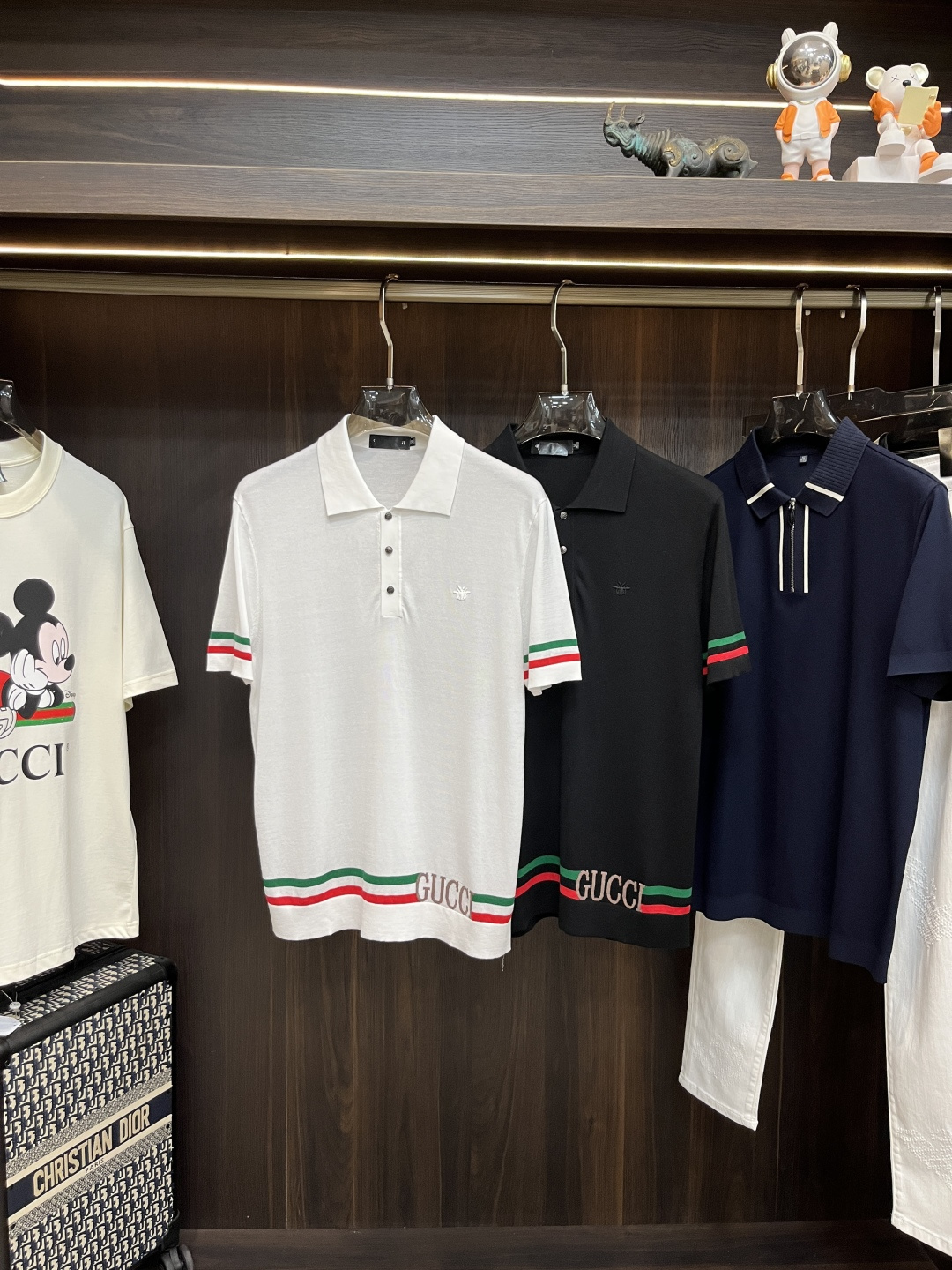 NO:155664,The main recommendation Gucci is exclusively designed for the new spring Gucci fashion casual lapel short sleeves, mulberry silk knitted short sleeves, cool, breathable and sweat-absorbing original single craft high-end European version original single T-shirt, trendy and fashionable casual half-sleeved, high breathable and comfortable, impeccable details, brand element design concept, reflecting high quality. It presents casual cut, and the upper body style is superb!  Code Number M-3XL H2025 new model first release, gucci, gucci, T-shirt, tees, t-shirt, alexander wang19860909主推 Gucci 独家专供春季新款古驰时尚休闲翻领短袖,桑蚕丝针织起脚短袖,凉爽透气吸汗原单工艺高端欧版原单T恤,潮流时尚休闲半袖 透气舒适度高,细节无可挑剔,品牌元素设计理念,体现高品质.呈现休闲裁剪,上身版型超赞！码数M-3XL H2025新款首发,,gucci,gucci,T-shirt,tees，t-shirt,alexander wang,Men's clothing