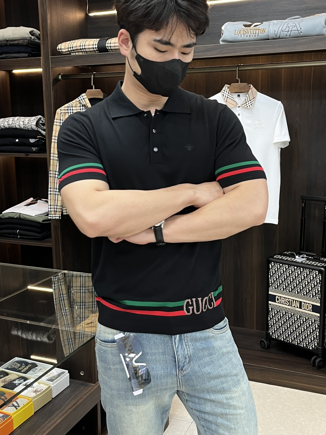NO:149850,The main recommendation Gucci is exclusively designed for the new spring Gucci fashion casual lapel short sleeves, mulberry silk knitted short sleeves, cool, breathable and sweat-absorbing original single craft high-end European version original single T-shirt, trendy and fashionable casual half-sleeved, high breathable and comfortable, impeccable details, brand element design concept, reflecting high quality. It presents casual cut, and the upper body style is superb!  Code Number M-3XL H2025 new model first release, gucci, gucci, T-shirt, tees, t-shirt, alexander wang19860909主推 Gucci 独家专供春季新款古驰时尚休闲翻领短袖,桑蚕丝针织起脚短袖,凉爽透气吸汗原单工艺高端欧版原单T恤,潮流时尚休闲半袖 透气舒适度高,细节无可挑剔,品牌元素设计理念,体现高品质.呈现休闲裁剪,上身版型超赞！码数M-3XL H2025新款首发,,gucci,gucci,T-shirt,tees，t-shirt,alexander wang,Men's clothing