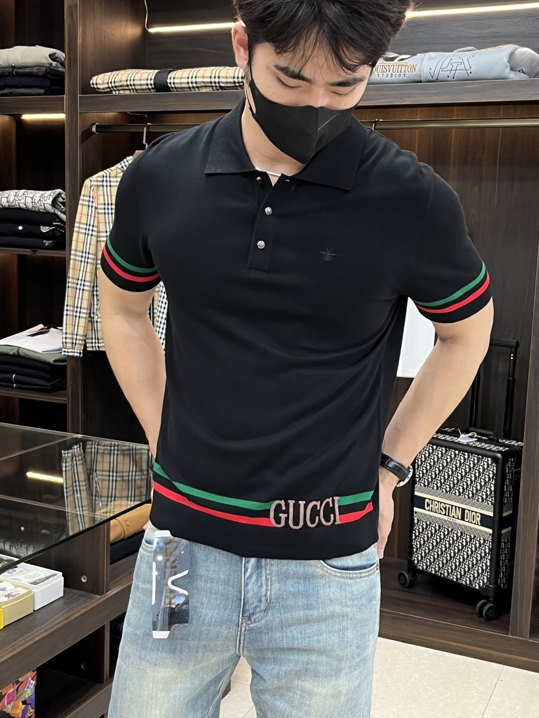 NO:155648,The main recommendation Gucci is exclusively designed for the new spring Gucci fashion casual lapel short sleeves, mulberry silk knitted short sleeves, cool, breathable and sweat-absorbing original single craft high-end European version original single T-shirt, trendy and fashionable casual half-sleeved, high breathable and comfortable, impeccable details, brand element design concept, reflecting high quality. It presents casual cut, and the upper body style is superb!  Code Number M-3XL H2025 new model first release, gucci, gucci, T-shirt, tees, t-shirt, alexander wang19860909主推 Gucci 独家专供春季新款古驰时尚休闲翻领短袖,桑蚕丝针织起脚短袖,凉爽透气吸汗原单工艺高端欧版原单T恤,潮流时尚休闲半袖 透气舒适度高,细节无可挑剔,品牌元素设计理念,体现高品质.呈现休闲裁剪,上身版型超赞！码数M-3XL H2025新款首发,,gucci,gucci,T-shirt,tees，t-shirt,alexander wang,Men's clothing