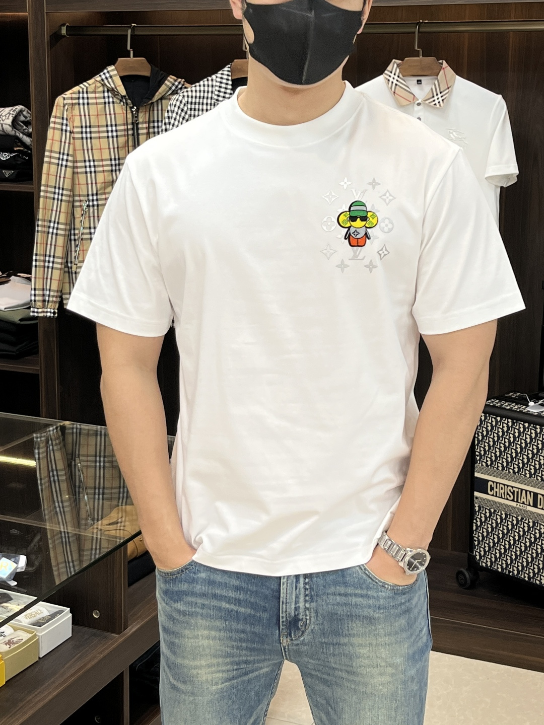 NO:159739,The main recommendation is LV donkey brand 2025 spring exclusively for new trendy men's fashionable casual short-sleeved T-shirts. The new spring casual round neck short-sleeved T-shirts, high-end European version original single trendy fashion boutique!  High breathability and comfort, impeccable details, brand elements design concept, reflecting high quality. It presents casual cut and has a great upper body style!  S-XXXL H2025 new model first release, louis vuitton,louis vuitton,t-shirt,tees,t-shirt,alexander wang19860909主推 LV 驴牌 2025春季独家专供新款潮男时尚休闲短袖T恤.春季新款休闲圆领短袖T恤衫,高端欧版原单潮流时尚精品！透气舒适度高,细节无可挑剔,品牌元素设计理念,体现高品质.呈现休闲裁剪,上身版型超赞！ 码数S-XXXL H2025新款首发,,louis vuitton,louis vuitton,T-shirt,tees，t-shirt,alexander wang,Men's clothing