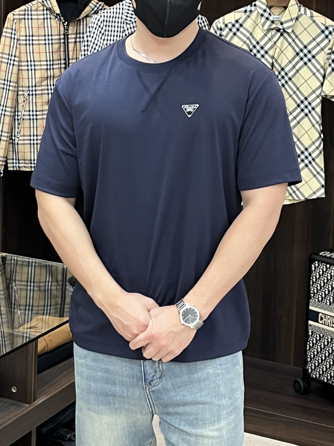 NO:145060,The main recommendation is Prada exclusively for the new spring Prada fashion casual round neck short sleeves, wide version high-density 280g pure cotton fabric, high-end needle embroidery, high-end European version original single T-shirt, trendy and fashionable casual half-sleeved, high breathable and comfortable, impeccable details, brand element design concept, reflecting high quality. It presents casual cut, and the upper body style is superb!  Number of codes 48-56 H2025 new model first release, prada, prada, T-shirt, tees, t-shirt, alexander wang19860909主推 Prada 独家专供春季新款普拉达时尚休闲圆领短袖,阔版高密度280克纯棉面料,高级密针刺绣、高端欧版原单T恤,潮流时尚休闲半袖 透气舒适度高,细节无可挑剔,品牌元素设计理念,体现高品质.呈现休闲裁剪,上身版型超赞！ 码数48-56 H2025新款首发,,prada,prada,T-shirt,tees，t-shirt,alexander wang,Men's clothing