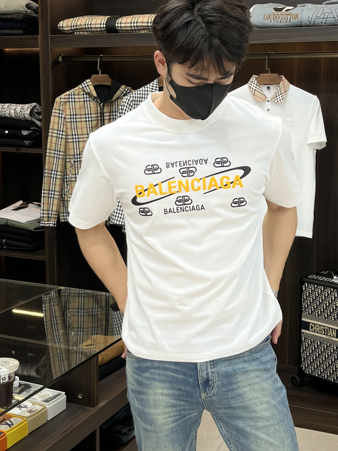 NO:145065,The main recommendation is Balencaiga Balencaiga, exclusively exclusive for the new trendy men's fashionable casual short-sleeved T-shirt in spring 2025. The new spring casual round neck short-sleeved T-shirt in spring, high-end European version original single trendy fashion boutique!  High breathability and comfort, impeccable details, brand elements design concept, reflecting high quality. It presents casual cut and has a great upper body style!  S-XXXL H2025 new model first launch, balenciaga, balenciaga, T-shirt,tees, t-shirt,alexander wang19860909主推 Balencaiga 巴黎世家 2025春季独家专供新款潮男时尚休闲短袖T恤.春季新款休闲圆领短袖T恤衫,高端欧版原单潮流时尚精品！透气舒适度高,细节无可挑剔,品牌元素设计理念,体现高品质.呈现休闲裁剪,上身版型超赞！ 码数S-XXXL H2025新款首发,,balenciaga,balenciaga,T-shirt,tees，t-shirt,alexander wang,Men's clothing