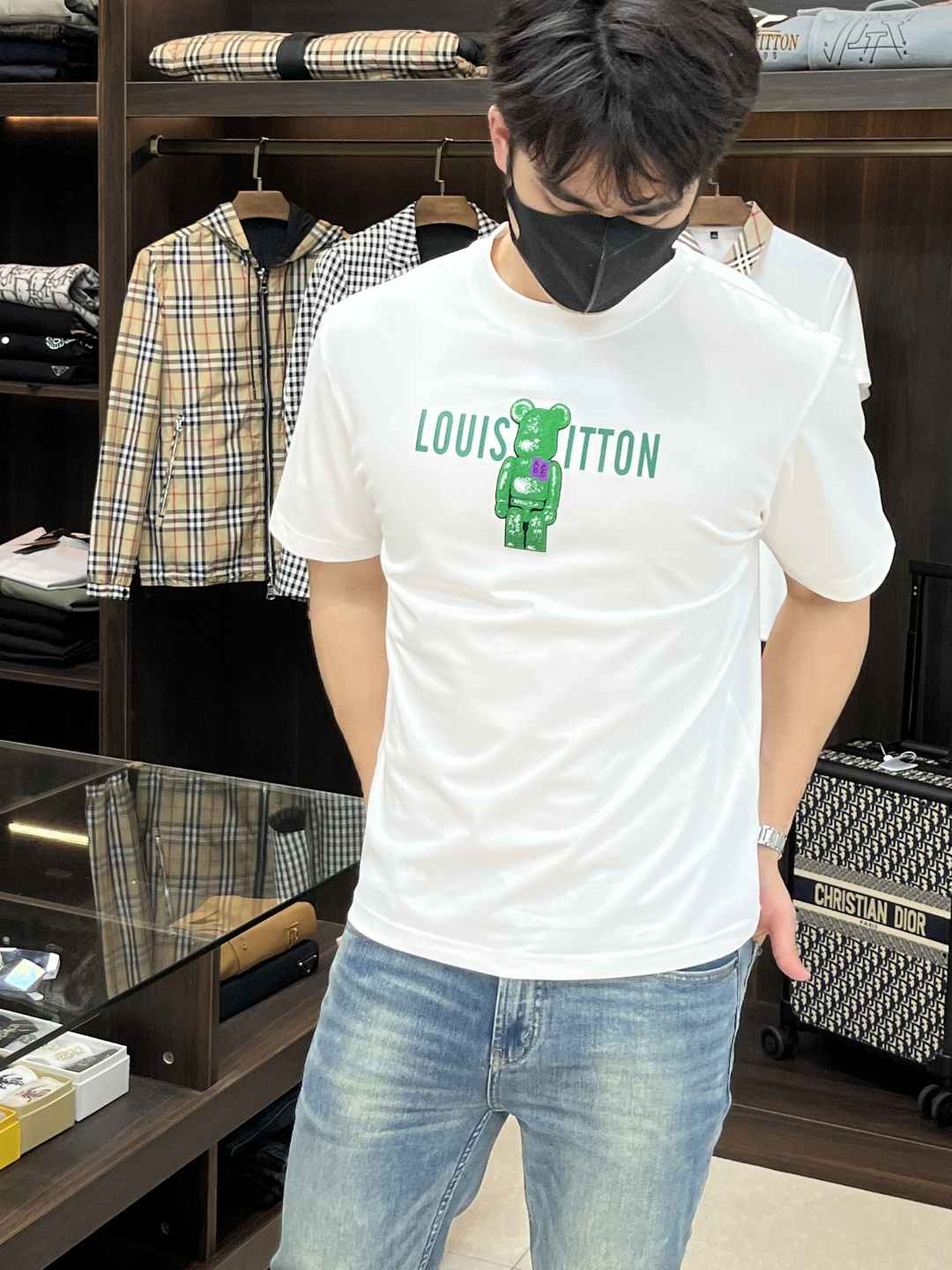 NO:145005,The main recommendation is LV donkey brand 2025 spring exclusively for new trendy men's fashionable casual short-sleeved T-shirts. The new spring casual round neck short-sleeved T-shirts, high-end European version original single trendy fashion boutique!  High breathability and comfort, impeccable details, brand elements design concept, reflecting high quality. It presents casual cut and has a great upper body style!  S-XXXL H2025 new model first release, louis vuitton,louis vuitton,t-shirt,tees,t-shirt,alexander wang19860909主推 LV 驴牌 2025春季独家专供新款潮男时尚休闲短袖T恤.春季新款休闲圆领短袖T恤衫,高端欧版原单潮流时尚精品！透气舒适度高,细节无可挑剔,品牌元素设计理念,体现高品质.呈现休闲裁剪,上身版型超赞！ 码数S-XXXL H2025新款首发,,louis vuitton,louis vuitton,T-shirt,tees，t-shirt,alexander wang,Men's clothing