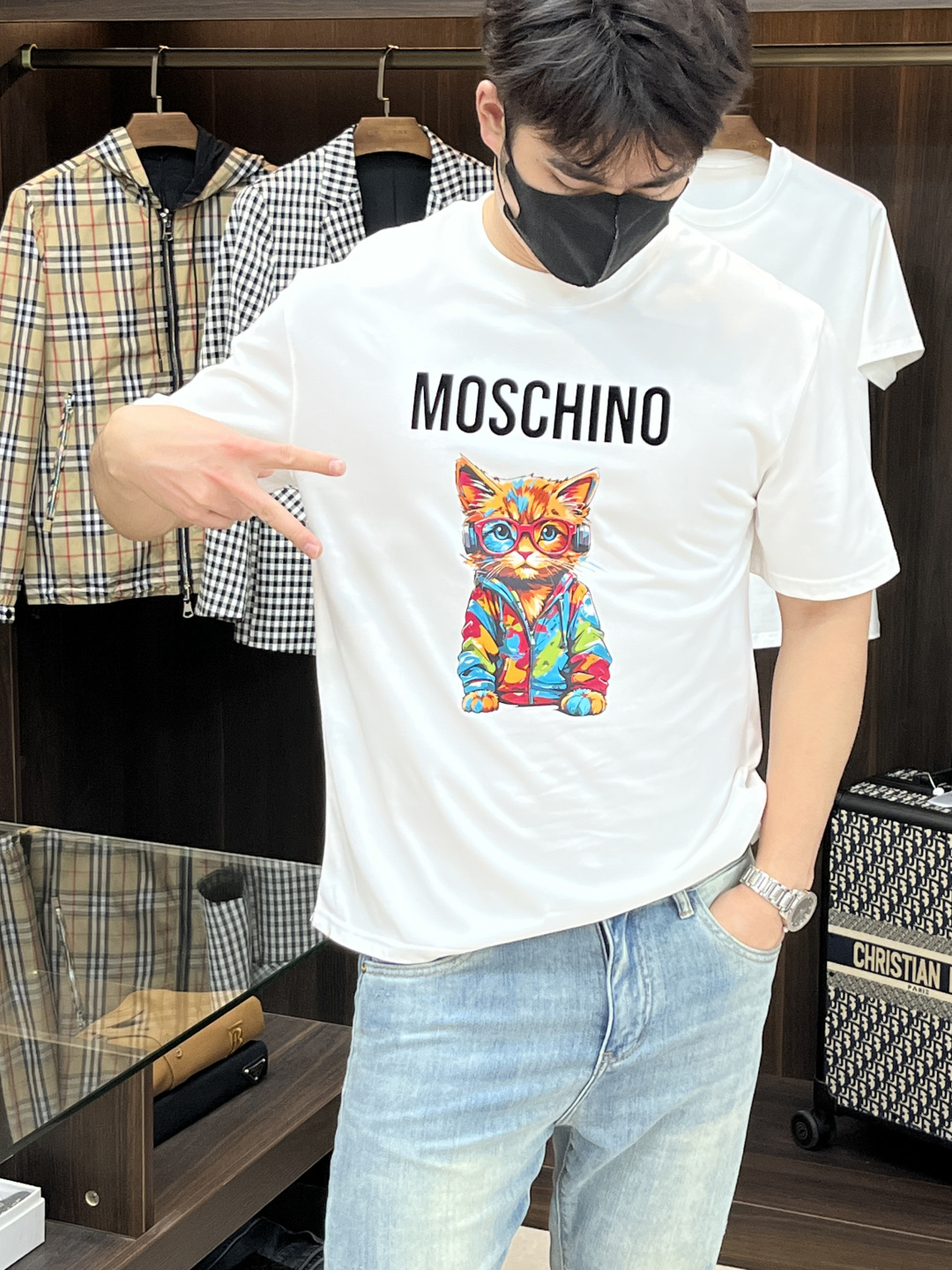 NO:145022,Mainly recommended Moscino 2025 spring exclusively for new trendy men's fashionable casual short-sleeved T-shirts. Spring new casual round neck short-sleeved T-shirts, high-end European version original single trendy fashion boutique!  High breathability and comfort, impeccable details, brand elements design concept, reflecting high quality. It presents casual cut and has a great upper body style!  Code Number M-XXXL H2025 new model first release, T-shirt,tees,t-shirt,alexander wang19860909主推 莫斯奇诺 2025春季独家专供新款潮男时尚休闲短袖T恤.春季新款休闲圆领短袖T恤衫,高端欧版原单潮流时尚精品！透气舒适度高,细节无可挑剔,品牌元素设计理念,体现高品质.呈现休闲裁剪,上身版型超赞！ 码数M-XXXL H2025新款首发,,T-shirt,tees，t-shirt,alexander wang,Men's clothing