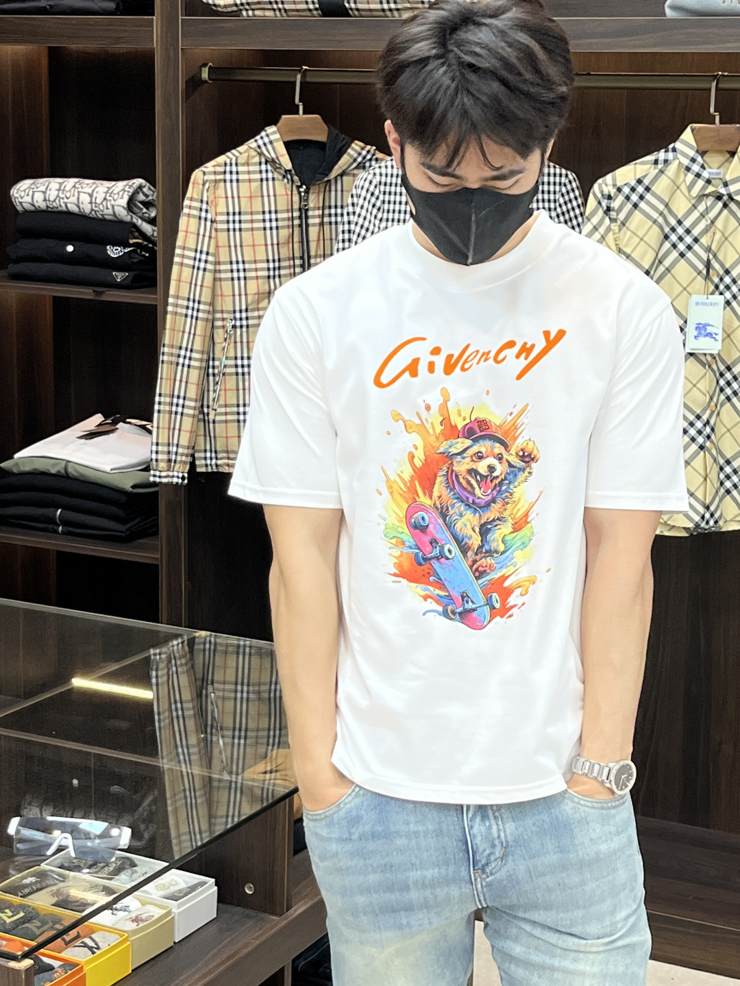 NO:145029,The main recommendation is Givenchy Givenchy 2025 spring exclusively for new trendy men's fashionable casual short-sleeved T-shirts. The new spring casual round neck short-sleeved T-shirts, high-end European version original single trendy fashion boutique!  High breathability and comfort, impeccable details, brand elements design concept, reflecting high quality. It presents casual cut and has a great upper body style!  Code Number M-XXXL H2025 new model first release, given , given , given , given , T-shirt, tees, t-shirt, alexander wang19860909主推 Givenchy 纪梵希 2025春季独家专供新款潮男时尚休闲短袖T恤.春季新款休闲圆领短袖T恤衫,高端欧版原单潮流时尚精品！透气舒适度高,细节无可挑剔,品牌元素设计理念,体现高品质.呈现休闲裁剪,上身版型超赞！ 码数M-XXXL H2025新款首发,,givenchy,givenchy,T-shirt,tees，t-shirt,alexander wang,Men's clothing