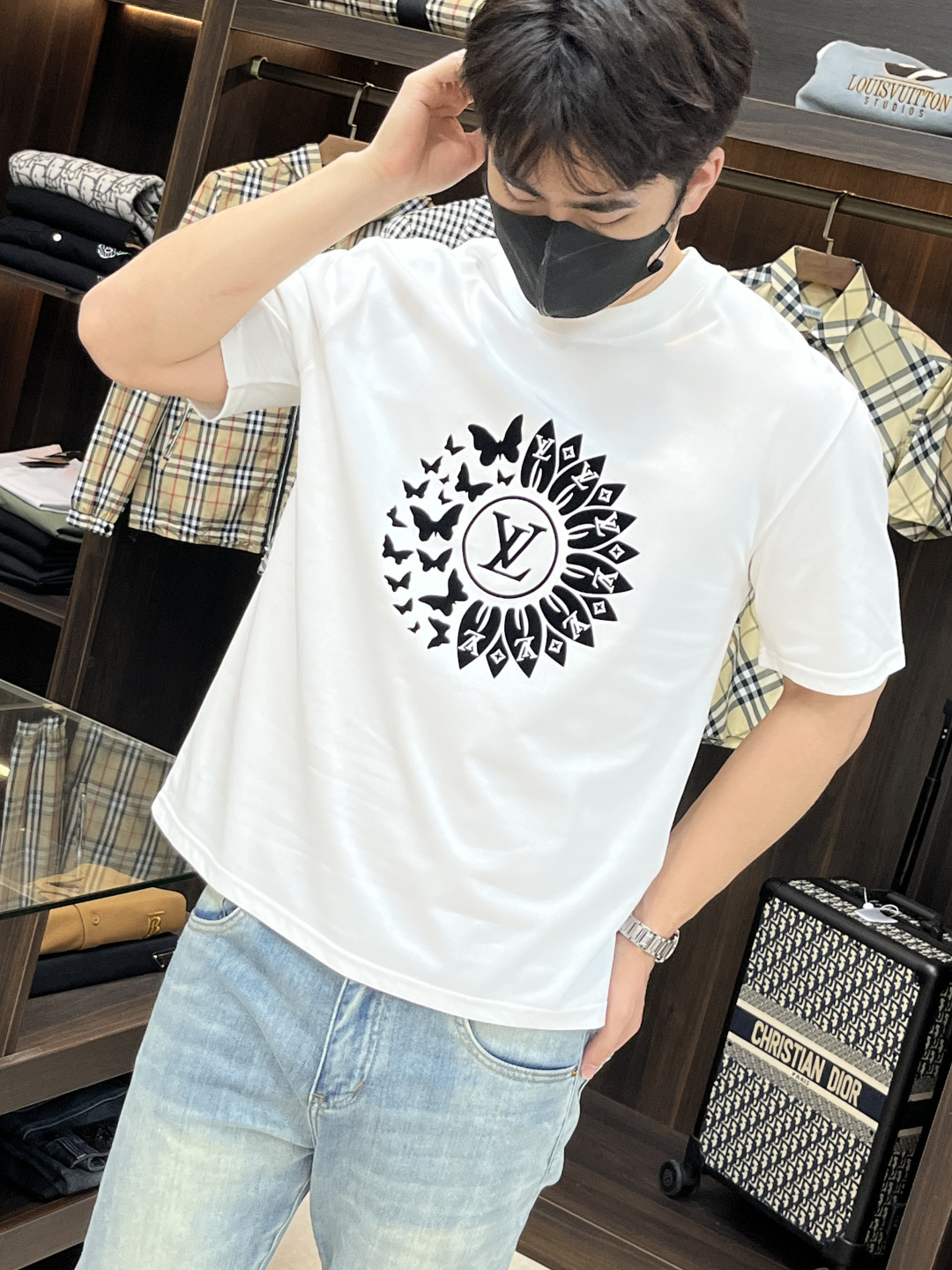 NO:145035,The main recommendation is LV donkey brand 2025 spring exclusively for new trendy men's fashionable casual short-sleeved T-shirts. The new spring casual round neck short-sleeved T-shirts, high-end European version original single trendy fashion boutique!  High breathability and comfort, impeccable details, brand elements design concept, reflecting high quality. It presents casual cut and has a great upper body style!  M-XXXL H2025 new model debut, louis vuitton,louis vuitton,t-shirt,tees,t-shirt,alexander wang19860909主推 LV 驴牌 2025春季独家专供新款潮男时尚休闲短袖T恤.春季新款休闲圆领短袖T恤衫,高端欧版原单潮流时尚精品！透气舒适度高,细节无可挑剔,品牌元素设计理念,体现高品质.呈现休闲裁剪,上身版型超赞！ 码数M-XXXL H2025新款首发,,louis vuitton,louis vuitton,T-shirt,tees，t-shirt,alexander wang,Men's clothing