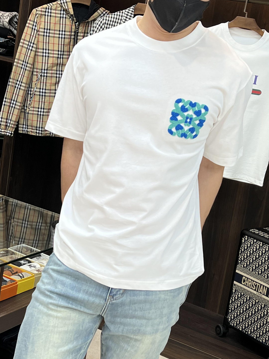 NO:159734,The main recommendation is Loewe. It is exclusively designed for the new spring style of Loewe, the original single craft of pure cotton fabric, the original single European version of the original single T-shirt, the fashionable and casual half-sleeved, the breathable and comfortable, the details are impeccable, the brand element design concept reflects high quality. It presents casual cut, and the upper body style is superb!  Code Number Xs-XL H2025 new model first release, loewe, loewe, T-shirt, tees, t-shirt, alexander wang19860909主推 Loewe 独家专供春季新款罗意威时尚休闲圆领短袖,纯棉面料原单工艺高端欧版原单T恤,潮流时尚休闲半袖 透气舒适度高,细节无可挑剔,品牌元素设计理念,体现高品质.呈现休闲裁剪,上身版型超赞！ 码数Xs-XL H2025新款首发,,loewe,loewe,T-shirt,tees，t-shirt,alexander wang,Men's clothing