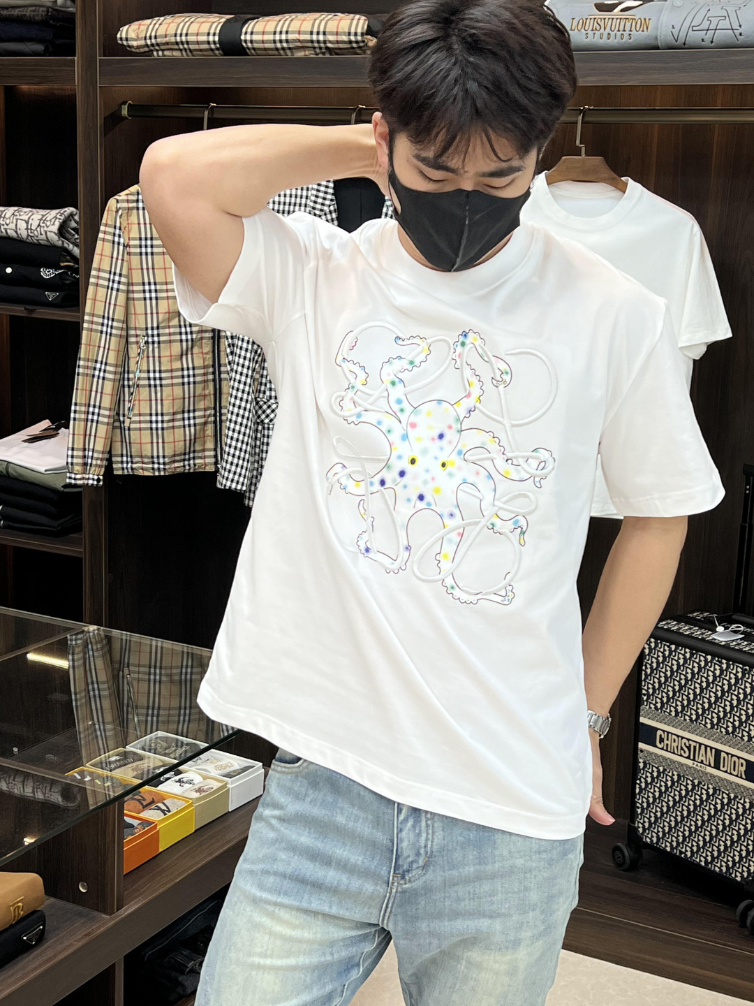 NO:145042,The main recommendation is Loewe. It is exclusively designed for the new spring style of Loewe, the original single craft of pure cotton fabric, the original single European version of the original single T-shirt, the fashionable and casual half-sleeved, the breathable and comfortable, the details are impeccable, the brand element design concept reflects high quality. It presents casual cut, and the upper body style is superb!  Code Number Xs-XL H2025 new model first release, loewe, loewe, T-shirt, tees, t-shirt, alexander wang19860909主推 Loewe 独家专供春季新款罗意威时尚休闲圆领短袖,纯棉面料原单工艺高端欧版原单T恤,潮流时尚休闲半袖 透气舒适度高,细节无可挑剔,品牌元素设计理念,体现高品质.呈现休闲裁剪,上身版型超赞！ 码数Xs-XL H2025新款首发,,loewe,loewe,T-shirt,tees，t-shirt,alexander wang,Men's clothing