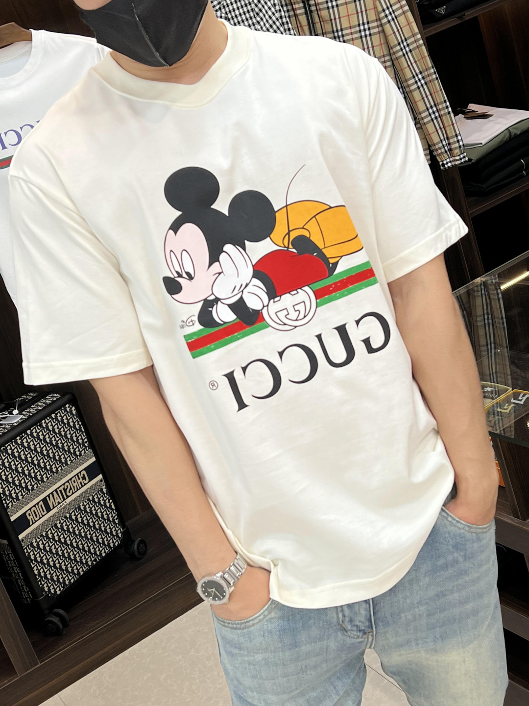 NO:145049,The main recommendation Gucci is exclusively designed for the new spring Gucci fashion casual round neck short sleeves, pure cotton fabric original single craft high-end European version original single T-shirt, trendy and fashionable casual half-sleeved, breathable and comfortable, impeccable details, brand element design concept, reflecting high quality. It presents casual cut, and the upper body style is superb!  Code number Xs-XL H2025 new model first release, gucci, gucci, T-shirt, tees, t-shirt, alexander wang19860909主推 Gucci 独家专供春季新款古驰时尚休闲圆领短袖,纯棉面料原单工艺高端欧版原单T恤,潮流时尚休闲半袖 透气舒适度高,细节无可挑剔,品牌元素设计理念,体现高品质.呈现休闲裁剪,上身版型超赞！ 码数Xs-XL H2025新款首发,,gucci,gucci,T-shirt,tees，t-shirt,alexander wang,Men's clothing