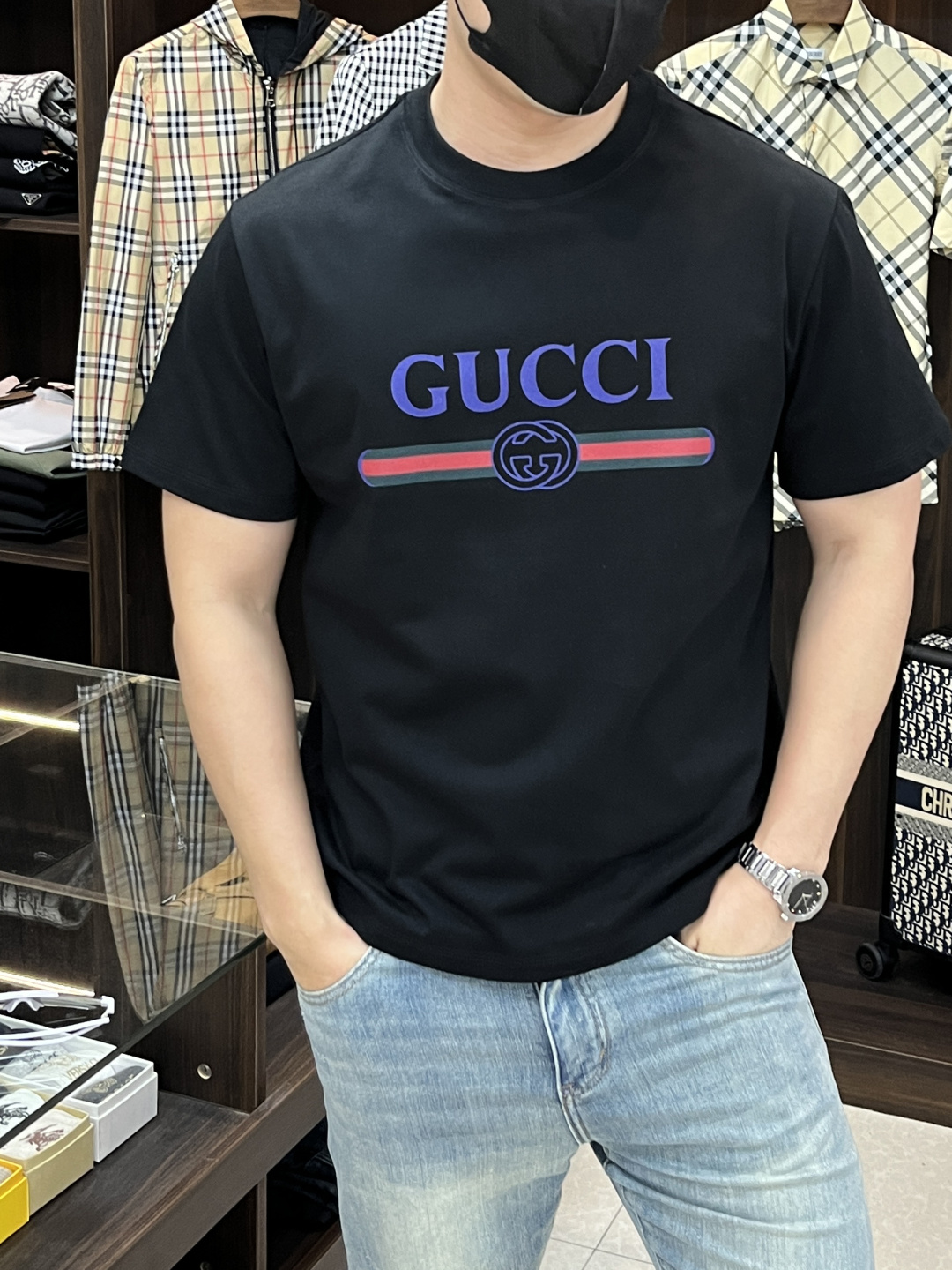 NO:145056,The main recommendation Gucci is exclusively designed for the new autumn Gucci fashion casual round neck short sleeves, high-density 320g pure cotton fabric, high-end needle embroidery, high-end European version original single T-shirt, trendy and fashionable casual half-sleeved, high breathable and comfortable, impeccable details, brand element design concept, reflecting high quality. It presents casual cut, and the upper body style is excellent!  Code Number M-3XL H2025 new model first release, gucci, gucci, T-shirt, tees, t-shirt, alexander wang19860909主推 Gucci 独家专供秋季新款古驰时尚休闲圆领短袖,高密度320克纯棉面料,高级密针刺绣、高端欧版原单T恤,潮流时尚休闲半袖 透气舒适度高,细节无可挑剔,品牌元素设计理念,体现高品质.呈现休闲裁剪,上身版型超赞！码数M-3XL H2025新款首发,,gucci,gucci,T-shirt,tees，t-shirt,alexander wang,Men's clothing