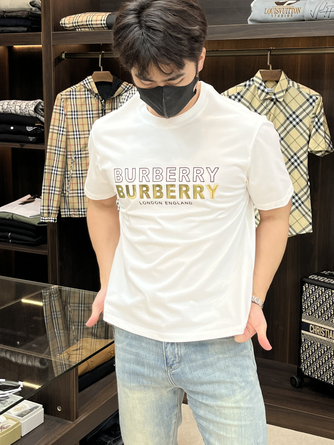 NO:145063,The main recommendation Burberry is exclusively designed for the new autumn Burberry fashion casual round neck short sleeves, high-density 320g pure cotton fabric, high-end needle embroidery, high-end European version original single T-shirt, trendy and fashionable casual half-sleeved, breathable and comfortable, impeccable details, brand element design concept, reflecting high quality. It presents casual cut, and the upper body style is superb!  Code Number M-3XL H2025 new model first launch, burberry, burberry, T-shirt, tees, t-shirt, alexander wang19860909主推 Burberry 独家专供秋季新款巴宝莉时尚休闲圆领短袖,高密度320克纯棉面料,高级密针刺绣、高端欧版原单T恤,潮流时尚休闲半袖 透气舒适度高,细节无可挑剔,品牌元素设计理念,体现高品质.呈现休闲裁剪,上身版型超赞！码数M-3XL H2025新款首发,,burberry,burberry,T-shirt,tees，t-shirt,alexander wang,Men's clothing