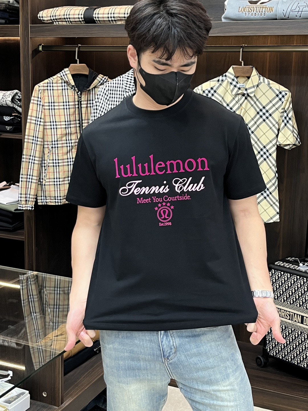 NO:145069,The main recommendation is lululemon, which is exclusive to the new autumn fashion and casual round neck short sleeves, high-density 320g pure cotton fabric, high-end needle embroidery, high-end European version original single T-shirt, trendy and fashionable casual half-sleeved, breathable and comfortable, impeccable details, brand element design concept, reflecting high quality. It presents casual cut, and the upper body style is excellent!  Code Number M-3XL H2025 new model first release, T-shirt,tees,t-shirt,alexander wang19860909主推 lululemon 独家专供秋季新款时尚休闲圆领短袖,高密度320克纯棉面料,高级密针刺绣、高端欧版原单T恤,潮流时尚休闲半袖 透气舒适度高,细节无可挑剔,品牌元素设计理念,体现高品质.呈现休闲裁剪,上身版型超赞！码数M-3XL H2025新款首发,,T-shirt,tees，t-shirt,alexander wang,Men's clothing