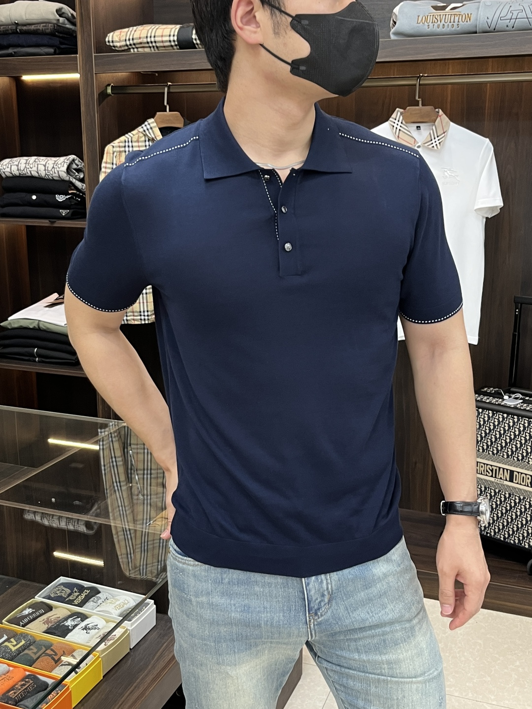 NO:145071,The main recommendation Dior is exclusively designed for the new spring Dior fashion casual lapel short sleeves, Yilite's short sleeves, cool, breathable and sweat-absorbing original single craft high-end European version original single T-shirt, trendy and fashionable casual half-sleeved, breathable and comfortable, impeccable details, brand element design concept, reflecting high quality. It presents casual cut, and the upper body style is superb!  Code Number M-3XL H2025 new model first release, dior, dior, T-shirt, tees, t-shirt, alexander wang19860909主推 Dior 独家专供春季新款迪奥时尚休闲翻领短袖,伊力特起脚短袖,凉爽透气吸汗原单工艺高端欧版原单T恤,潮流时尚休闲半袖 透气舒适度高,细节无可挑剔,品牌元素设计理念,体现高品质.呈现休闲裁剪,上身版型超赞！ 码数M-3XL H2025新款首发,,dior,dior,T-shirt,tees，t-shirt,alexander wang,Men's clothing