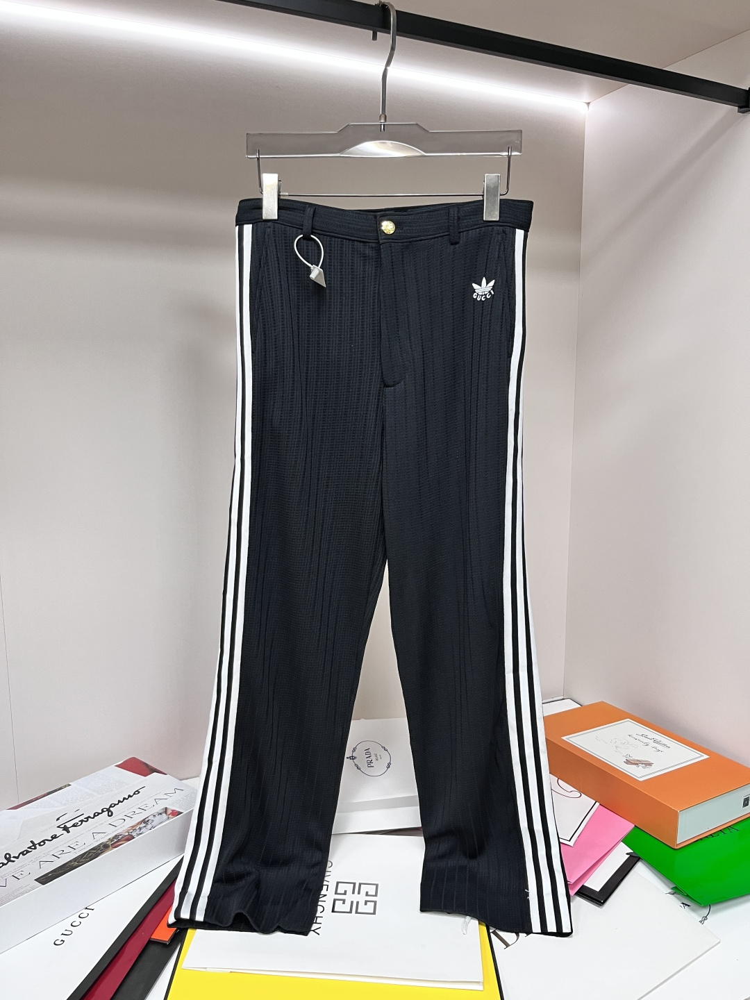 NO:145080,The main recommendation is Gucci x Adias co-branded side webbing embroidered logo trousers series, made of 420G double-strand sweatshirt fabric, exquisite workmanship, all accessories are specially customized for mold opening, time-consuming and labor-intensive, high-volume high-density cotton fabric, comfortable to touch, complete three standards, same style for men and women, size 30.31.32.33.34.36,,gucci,hoodie, sweatshirts, alexander wang19860909主推 Gucci x Adias联名款侧边织带刺绣logo款长裤系列,采用420G双股卫衣面料定制而成,做工精致,所有辅料配件专门开模定制,费时费工,采用高支数高密度全棉面料,手感舒适,三标齐全 男女同款 尺码30.31.32.33.34.36,,gucci,hoodie,sweatshirts,alexander wang,Men's clothing