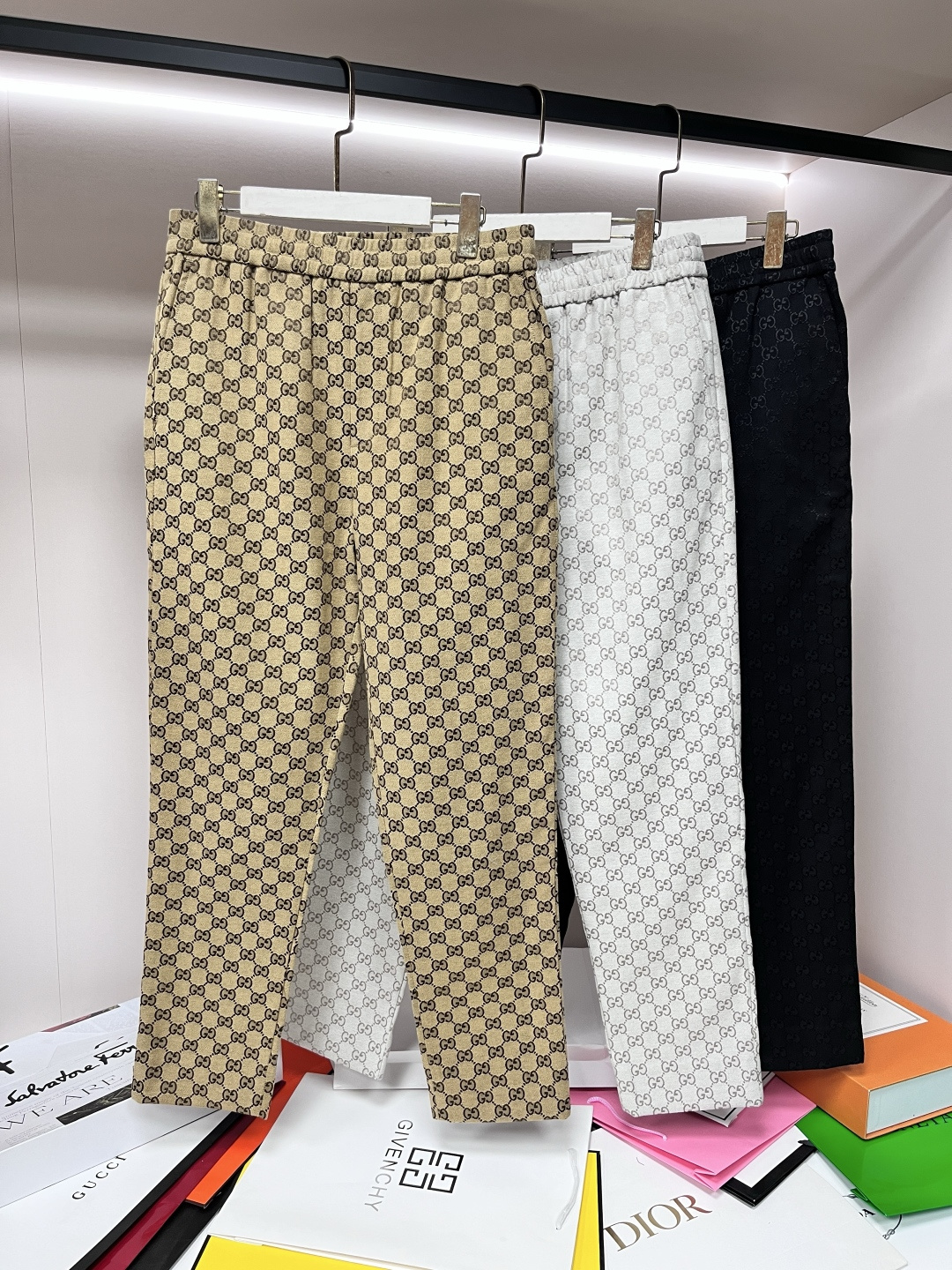 NO:145085,The main recommendation is GUCCI Gucci 25SS new jacquard cotton canvas trousers. This cotton canvas trousers incorporate GG pattern elements, paired with drawstring elastic waist, front pocket, and back button flip pocket. It is a series of exquisite and low-key patterns that incorporate a series of items. Classic elements are inseparable from the brand's aesthetic concepts, blending contemporary perspectives to create a charm of changing styles and timeless classics. Highly recommended!  Color brown black light gray Number of 46 48 50 52,,gucci,gucci,alexander wang19860909主推 GUCCI 古驰 25SS新款提花棉质帆布长裤,这款棉质帆布长裤融入GG图案元素,搭配抽绳松紧腰头,正面口袋,背面纽扣翻盖口袋,是《古驰爱的进行曲》系列在一系列单品中融入精致低调的图案.经典元素与品牌的美学理念密不可分,融合当代视角,打造风格更迭又隽永经典的魅力.强烈推荐！ 颜色咖色 黑色 浅灰 码数46 48 50 52,,gucci,gucci,alexander wang,Men's clothing