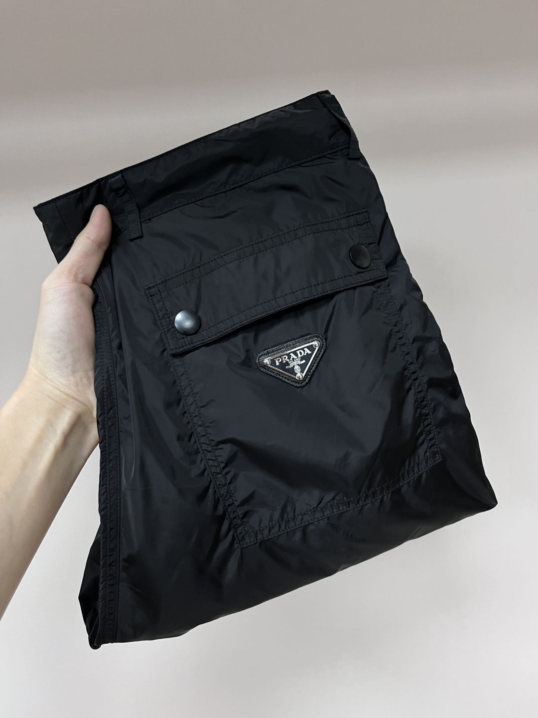 NO:145076,The main recommendation is Prada 25SS new metal micro-label recycled nylon trousers. This one is made of nylon fabric, with zipper closure with hidden hooks, front oblique insertion pockets and patch pockets, and the patch pockets on the back have an enamel metal triangle logo. The style is comfortable and atmospheric. It can be matched with the same model jacket with excellent effect. Highly recommended!  (It is in stock with jacket tops and zippered short sleeves) S M L XL,,prada,prada,jackets & coats,T-shirt,alexander wang19860909主推 Prada 普拉达 25SS新款金属微标再生尼龙长裤,这款采用尼龙面料制作而成,门禁带隐藏钩的拉链闭合,前斜插袋和贴袋,背面贴袋带有珐琅金属三角形标志,版型舒适大气,可与同款模特夹克一起搭配效果极佳.强烈推荐！(搭配夹克上衣与拉链短袖都有现货） 码数S M L XL,,prada,prada,jackets & coats,T-shirt,alexander wang,Men's clothing