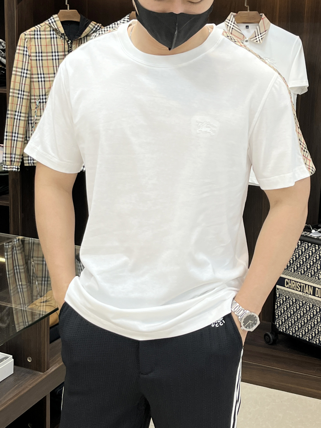 NO:145091,The main recommendation is Burberry 25 new checked webbing T-shirt. This T-shirt is made of lightweight flat cotton fabric, giving it a slim fit. Equipped with Equestrian Knight logo (EKD) embroidery, sleeves are decorated with Burberry checked straps, ribbed knit neckline, and equestrian Knight logo (EKD) embroidery on the front chest. The style is novel and fashionable. Highly recommended!  Color black white S M. L XL, burberry,tees, t-shirt,alexander wang19860909主推 Burberry 25新款格纹织带T 恤衫这款T恤衫选用轻盈平织棉面料制成,呈现修身版型.点缀马术骑士徽标(EKD)刺绣,衣袖融入Burberry 格纹饰带,罗纹针织领口,前胸饰有马术骑士徽标(EKD)刺绣,款式新颖时尚,强烈推荐！ 颜色黑色 白色 码数S M. L XL,,burberry,tees，t-shirt,alexander wang,Men's clothing