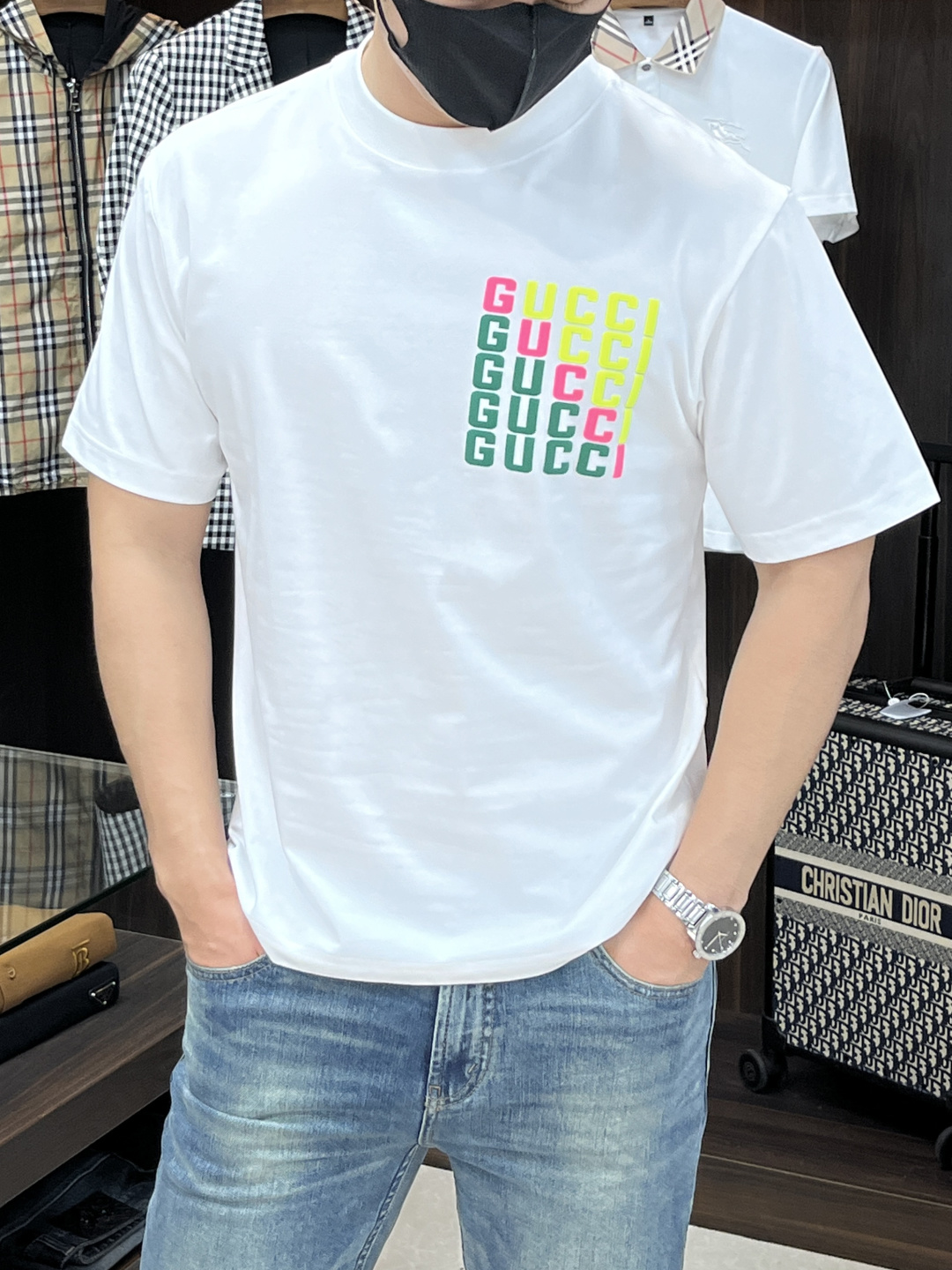 NO:159743,The main recommendation Gucci is exclusively available for new trendy men's fashionable casual short-sleeved T-shirts in spring 2025. Spring new casual round neck short-sleeved T-shirts, high-end European version original single trendy fashion boutiques!  High breathability and comfort, impeccable details, brand elements design concept, reflecting high quality. It presents casual cut and has a great upper body style!  S-XXXL H2025 new model first release, gucci, gucci, T-shirt, tees, t-shirt, alexander wang19860909主推 Gucci 古驰 2025春季独家专供新款潮男时尚休闲短袖T恤.春季新款休闲圆领短袖T恤衫,高端欧版原单潮流时尚精品！透气舒适度高,细节无可挑剔,品牌元素设计理念,体现高品质.呈现休闲裁剪,上身版型超赞！ 码数S-XXXL H2025新款首发,,gucci,gucci,T-shirt,tees，t-shirt,alexander wang,Men's clothing