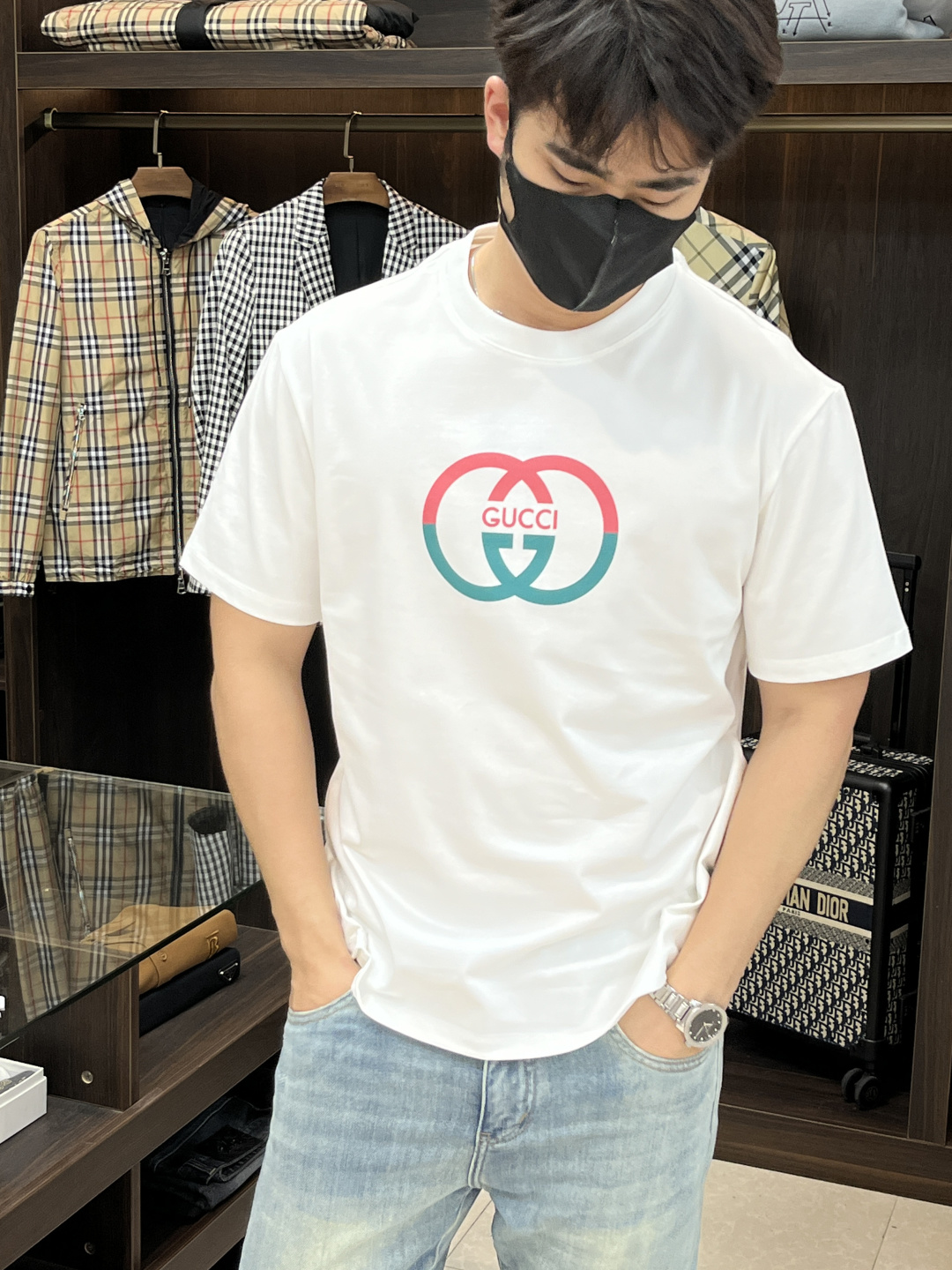 NO:428350,The main recommendation Gucci is exclusively designed for the new autumn Gucci fashion casual round neck short sleeves, high-density 320g pure cotton fabric, high-end needle embroidery, high-end European version original single T-shirt, trendy and fashionable casual half-sleeved, high breathable and comfortable, impeccable details, brand element design concept, reflecting high quality. It presents casual cut, and the upper body style is excellent!  Code Number M-3XL H2025 new model first release, gucci, gucci, T-shirt, tees, t-shirt, alexander wang19860909主推 Gucci 独家专供秋季新款古驰时尚休闲圆领短袖,高密度320克纯棉面料,高级密针刺绣、高端欧版原单T恤,潮流时尚休闲半袖 透气舒适度高,细节无可挑剔,品牌元素设计理念,体现高品质.呈现休闲裁剪,上身版型超赞！码数M-3XL H2025新款首发,,gucci,gucci,T-shirt,tees，t-shirt,alexander wang,Men's clothing