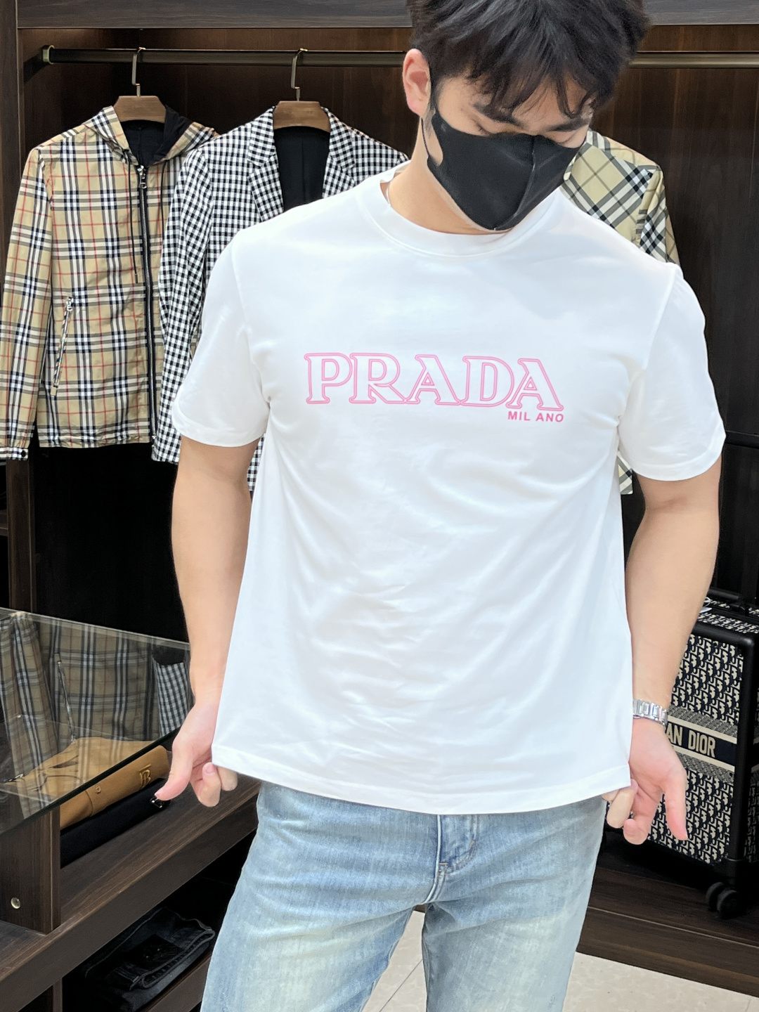 NO:415510,The main recommendation is Prada exclusively for the new autumn Prada fashion casual round neck short sleeves, high-density 320g pure cotton fabric, high-end needle embroidery, high-end European version original single T-shirt, trendy and fashionable casual half-sleeved, high breathable and comfortable, impeccable details, brand element design concept, reflecting high quality. It presents casual cut, and the upper body style is superb!  Code Number M-3XL H2025 new model first release, prada, prada, T-shirt, tees, t-shirt, alexander wang19860909主推 Prada 独家专供秋季新款普拉达时尚休闲圆领短袖,高密度320克纯棉面料,高级密针刺绣、高端欧版原单T恤,潮流时尚休闲半袖 透气舒适度高,细节无可挑剔,品牌元素设计理念,体现高品质.呈现休闲裁剪,上身版型超赞！码数M-3XL H2025新款首发,,prada,prada,T-shirt,tees，t-shirt,alexander wang,Men's clothing