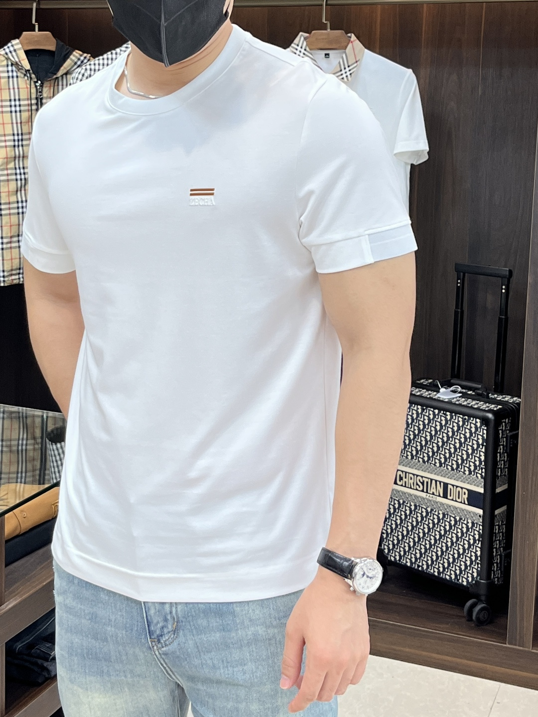 NO:155651,The main recommendation Zegna is exclusively designed for spring new Jenia fashion casual lapel short sleeves, Yilite foot short sleeves, cool, breathable and sweat-absorbing original single craft high-end European version original single T-shirt, trendy and fashionable casual half-sleeved, breathable and comfortable, impeccable details, brand element design concept, reflecting high quality. It presents casual cut, and the upper body style is superb!  Code Number M-3XL H2025 new model first release, zegna, T-shirt,tees, t-shirt,alexander wang19860909主推 Zegna 独家专供春季新款杰尼亚时尚休闲翻领短袖,伊力特起脚短袖,凉爽透气吸汗原单工艺高端欧版原单T恤,潮流时尚休闲半袖 透气舒适度高,细节无可挑剔,品牌元素设计理念,体现高品质.呈现休闲裁剪,上身版型超赞！ 码数M-3XL H2025新款首发,,zegna,T-shirt,tees，t-shirt,alexander wang,Men's clothing