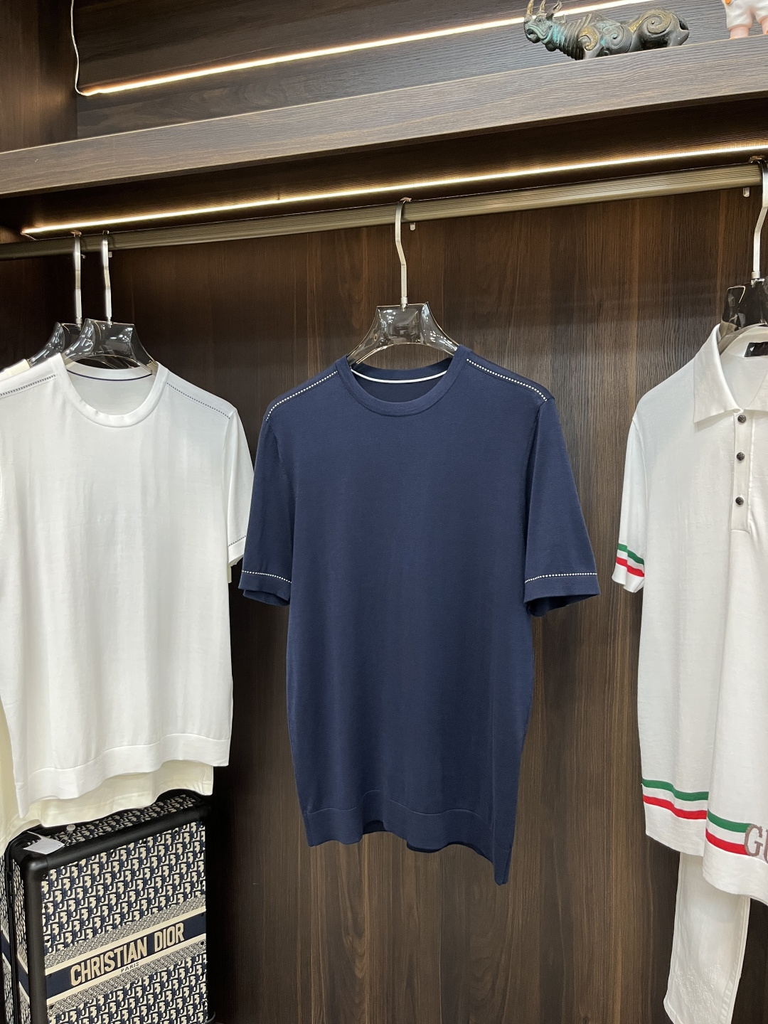 NO:155667,The main recommendation Dior is exclusively designed for the new spring Dior fashion casual lapel short sleeves, Yilite's short sleeves, cool, breathable and sweat-absorbing original single craft high-end European version original single T-shirt, trendy and fashionable casual half-sleeved, breathable and comfortable, impeccable details, brand element design concept, reflecting high quality. It presents casual cut, and the upper body style is superb!  Code Number M-3XL H2025 new model first release, dior, dior, T-shirt, tees, t-shirt, alexander wang19860909主推 Dior 独家专供春季新款迪奥时尚休闲翻领短袖,伊力特起脚短袖,凉爽透气吸汗原单工艺高端欧版原单T恤,潮流时尚休闲半袖 透气舒适度高,细节无可挑剔,品牌元素设计理念,体现高品质.呈现休闲裁剪,上身版型超赞！ 码数M-3XL H2025新款首发,,dior,dior,T-shirt,tees，t-shirt,alexander wang,Men's clothing