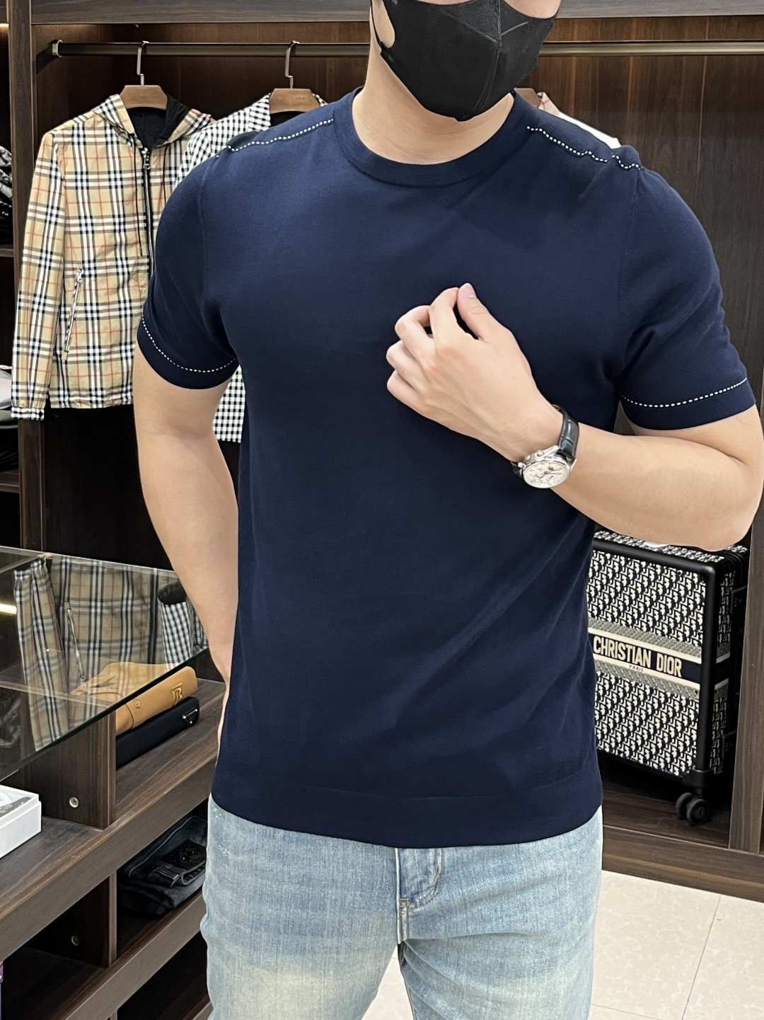 NO:149748,The main recommendation Dior is exclusively designed for the new spring Dior fashion casual lapel short sleeves, Yilite's short sleeves, cool, breathable and sweat-absorbing original single craft high-end European version original single T-shirt, trendy and fashionable casual half-sleeved, breathable and comfortable, impeccable details, brand element design concept, reflecting high quality. It presents casual cut, and the upper body style is superb!  Code Number M-3XL H2025 new model first release, dior, dior, T-shirt, tees, t-shirt, alexander wang19860909主推 Dior 独家专供春季新款迪奥时尚休闲翻领短袖,伊力特起脚短袖,凉爽透气吸汗原单工艺高端欧版原单T恤,潮流时尚休闲半袖 透气舒适度高,细节无可挑剔,品牌元素设计理念,体现高品质.呈现休闲裁剪,上身版型超赞！ 码数M-3XL H2025新款首发,,dior,dior,T-shirt,tees，t-shirt,alexander wang,Men's clothing