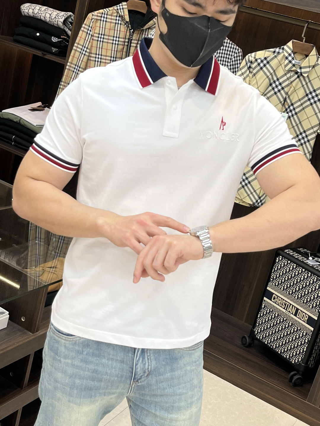 NO:149758,The main recommendation is Moncler hooded exclusively for the new autumn Burberry fashion casual lapel short sleeves, high-density cotton fabric, high-end needle embroidery, high-end European version original single T-shirt, trendy and fashionable casual half-sleeved, breathable and comfortable, impeccable details, brand element design concept, reflecting high quality. It presents casual cut, and the upper body style is superb!  Code Number M-3XL H2025 new model first launch, burberry, christian louboutin, Moncler, T-shirt, tees, t-shirt, alexander wang19860909主推 Moncler 蒙口 独家专供秋季新款巴宝莉时尚休闲翻领短袖,高密度纯棉面料,高级密针刺绣、高端欧版原单T恤,潮流时尚休闲半袖 透气舒适度高,细节无可挑剔,品牌元素设计理念,体现高品质.呈现休闲裁剪,上身版型超赞！码数M-3XL H2025新款首发,,burberry,christian louboutin,Moncler,T-shirt,tees，t-shirt,alexander wang,Men's clothing