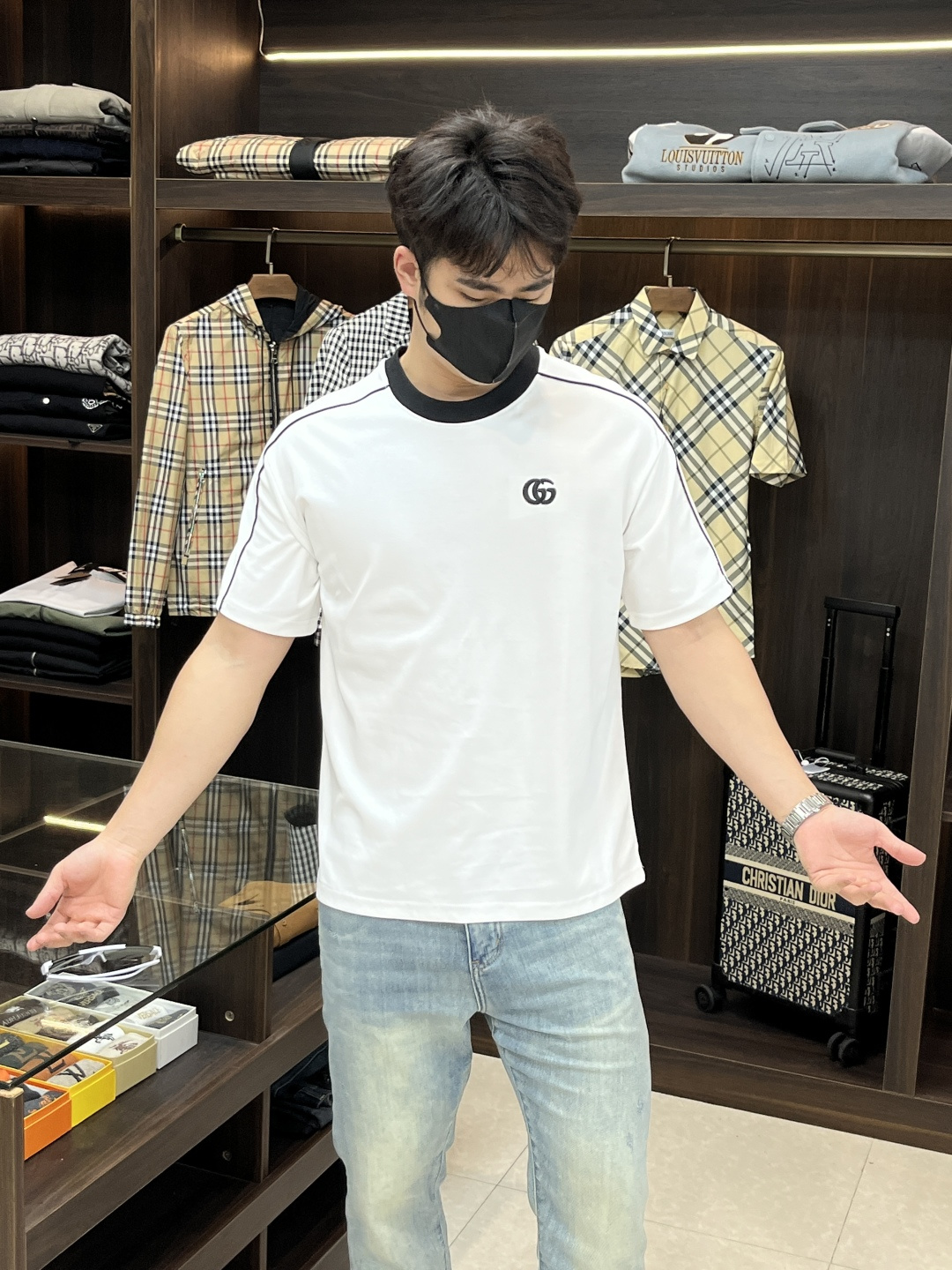 NO:149785,The main recommendation Gucci is exclusively designed for new autumn fashion casual round neck short sleeves, high-density pure cotton fabric, high-end needle embroidery, high-end European version original single T-shirt, trendy and fashionable casual half-sleeved, breathable and comfortable, impeccable details, brand element design concept, reflecting high quality. It presents casual cut, and the upper body style is superb!  Code Number M-3XL H2025 new model first release, gucci, gucci, T-shirt, tees, t-shirt, alexander wang19860909主推 Gucci 古驰 独家专供秋季新款时尚休闲圆领短袖,高密度纯棉面料,高级密针刺绣、高端欧版原单T恤,潮流时尚休闲半袖 透气舒适度高,细节无可挑剔,品牌元素设计理念,体现高品质.呈现休闲裁剪,上身版型超赞！码数M-3XL H2025新款首发,,gucci,gucci,T-shirt,tees，t-shirt,alexander wang,Men's clothing