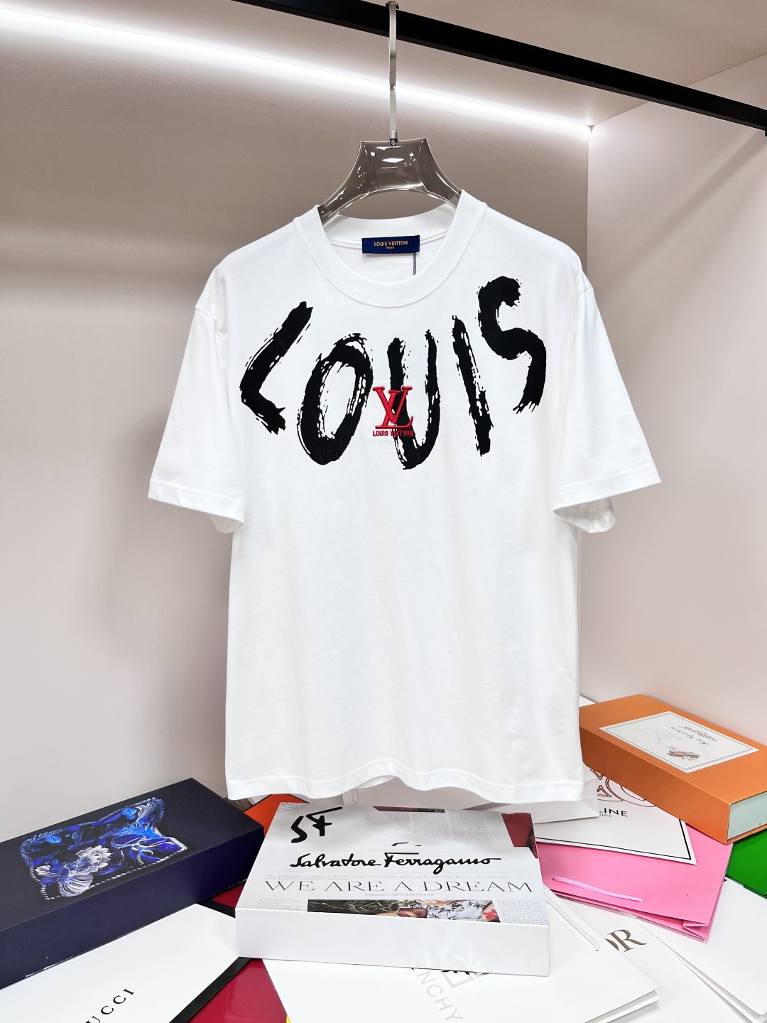 NO:415475,The main recommendation LV is exclusively designed for spring new donkey brand fashionable casual round neck short sleeves, pure cotton fabric original single craft high-end European version original single T-shirt, trendy and fashionable casual half-sleeved, breathable and comfortable, impeccable details, brand element design concept, reflecting high quality. It presents casual cut, and the upper body style is superb!  Code number Xs-XL H2025 new model first release, louis vuitton,louis vuitton,t-shirt,tees,t-shirt,alexander wang19860909主推 LV 独家专供春季新款驴牌时尚休闲圆领短袖,纯棉面料原单工艺高端欧版原单T恤,潮流时尚休闲半袖 透气舒适度高,细节无可挑剔,品牌元素设计理念,体现高品质.呈现休闲裁剪,上身版型超赞！ 码数Xs-XL H2025新款首发,,louis vuitton,louis vuitton,T-shirt,tees，t-shirt,alexander wang,Men's clothing