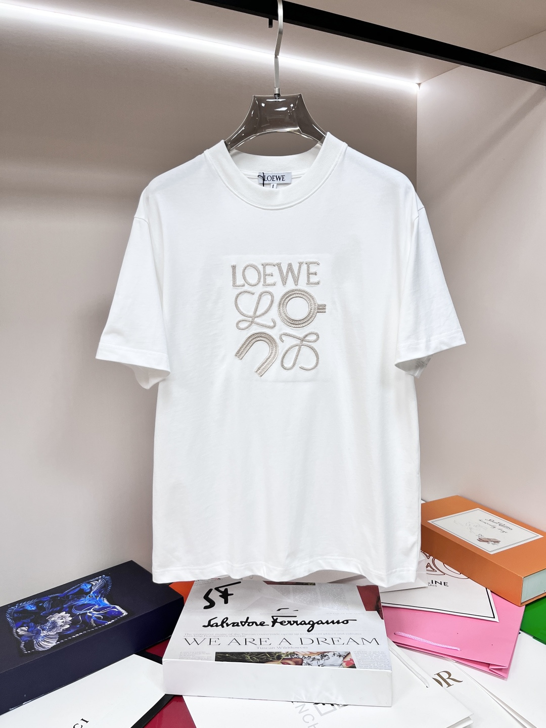 NO:415476,The main recommendation is Loewe. It is exclusively designed for the new spring style of Loewe, the original single craft of pure cotton fabric, the original single European version of the original single T-shirt, the fashionable and casual half-sleeved, the breathable and comfortable, the details are impeccable, the brand element design concept reflects high quality. It presents casual cut, and the upper body style is superb!  Code Number Xs-XL H2025 new model first release, loewe, loewe, T-shirt, tees, t-shirt, alexander wang19860909主推 Loewe 独家专供春季新款罗意威时尚休闲圆领短袖,纯棉面料原单工艺高端欧版原单T恤,潮流时尚休闲半袖 透气舒适度高,细节无可挑剔,品牌元素设计理念,体现高品质.呈现休闲裁剪,上身版型超赞！ 码数Xs-XL H2025新款首发,,loewe,loewe,T-shirt,tees，t-shirt,alexander wang,Men's clothing