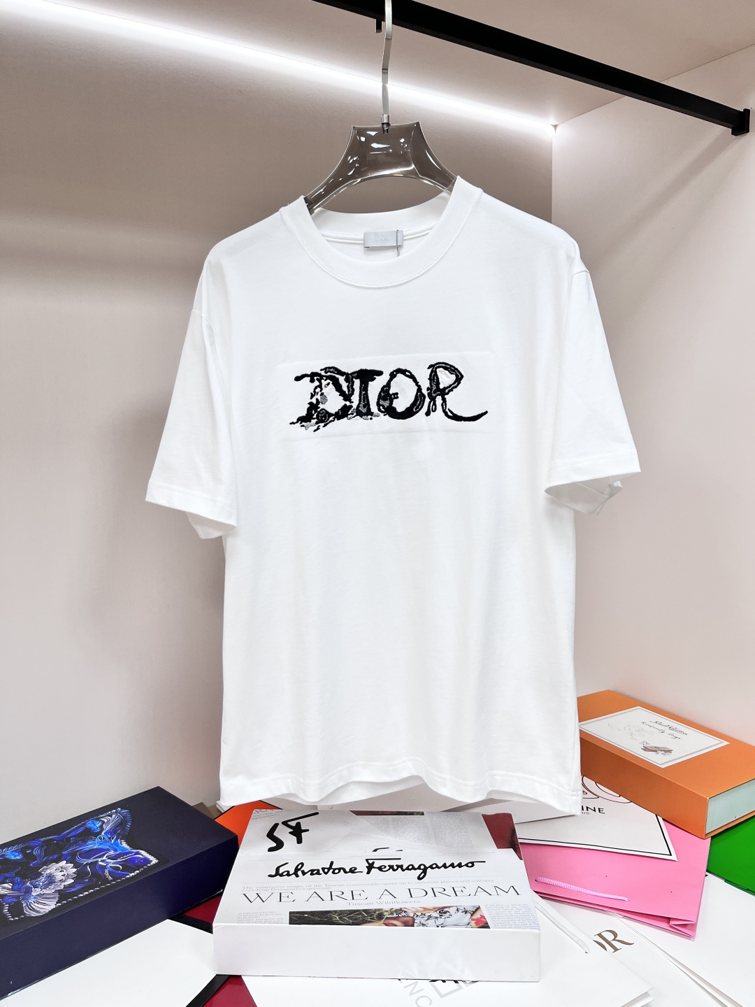 NO:415481,The main recommendation Dior is exclusively designed for the new spring model of Dior fashion casual round neck short sleeves, pure cotton fabric original single craft high-end European version original single T-shirt, trendy and fashionable casual half-sleeved, breathable and comfortable, impeccable details, brand element design concept, reflecting high quality. It presents casual cut, and the upper body style is superb!  Code number Xs-XL H2025 new model first release, dior, dior, T-shirt, tees, t-shirt, alexander wang19860909主推 Dior 独家专供春季新款迪奥时尚休闲圆领短袖,纯棉面料原单工艺高端欧版原单T恤,潮流时尚休闲半袖 透气舒适度高,细节无可挑剔,品牌元素设计理念,体现高品质.呈现休闲裁剪,上身版型超赞！ 码数Xs-XL H2025新款首发,,dior,dior,T-shirt,tees，t-shirt,alexander wang,Men's clothing