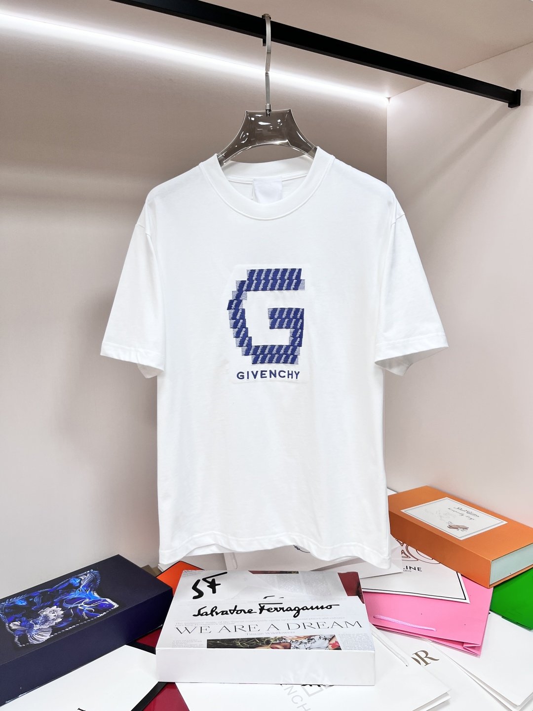 NO:415485,The main recommendation is Givenchy, exclusively exclusive for the new spring Givenchy fashion casual round neck short sleeves, pure cotton fabric original single craft high-end European version original single T-shirt, trendy and fashionable casual half-sleeved, breathable and comfortable, impeccable details, brand element design concept, reflecting high quality. It presents casual cut, and the upper body style is excellent!  Code Number Xs-XL H2025 new model first release, given , given , given , given , T-shirt, tees, t-shirt, alexander wang19860909主推 Givenchy 独家专供春季新款纪梵希时尚休闲圆领短袖,纯棉面料原单工艺高端欧版原单T恤,潮流时尚休闲半袖 透气舒适度高,细节无可挑剔,品牌元素设计理念,体现高品质.呈现休闲裁剪,上身版型超赞！ 码数Xs-XL H2025新款首发,,givenchy,givenchy,T-shirt,tees，t-shirt,alexander wang,Men's clothing