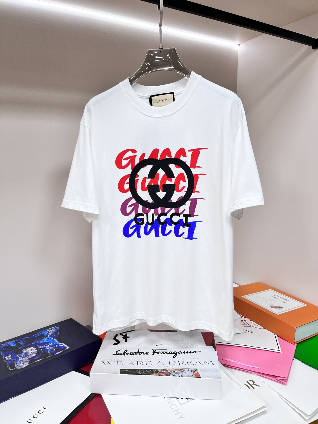 NO:412178,The main recommendation Gucci is exclusively designed for the new spring Gucci fashion casual round neck short sleeves, pure cotton fabric original single craft high-end European version original single T-shirt, trendy and fashionable casual half-sleeved, breathable and comfortable, impeccable details, brand element design concept, reflecting high quality. It presents casual cut, and the upper body style is superb!  Code number Xs-XL H2025 new model first release, gucci, gucci, T-shirt, tees, t-shirt, alexander wang19860909主推 Gucci 独家专供春季新款古驰时尚休闲圆领短袖,纯棉面料原单工艺高端欧版原单T恤,潮流时尚休闲半袖 透气舒适度高,细节无可挑剔,品牌元素设计理念,体现高品质.呈现休闲裁剪,上身版型超赞！ 码数Xs-XL H2025新款首发,,gucci,gucci,T-shirt,tees，t-shirt,alexander wang,Men's clothing