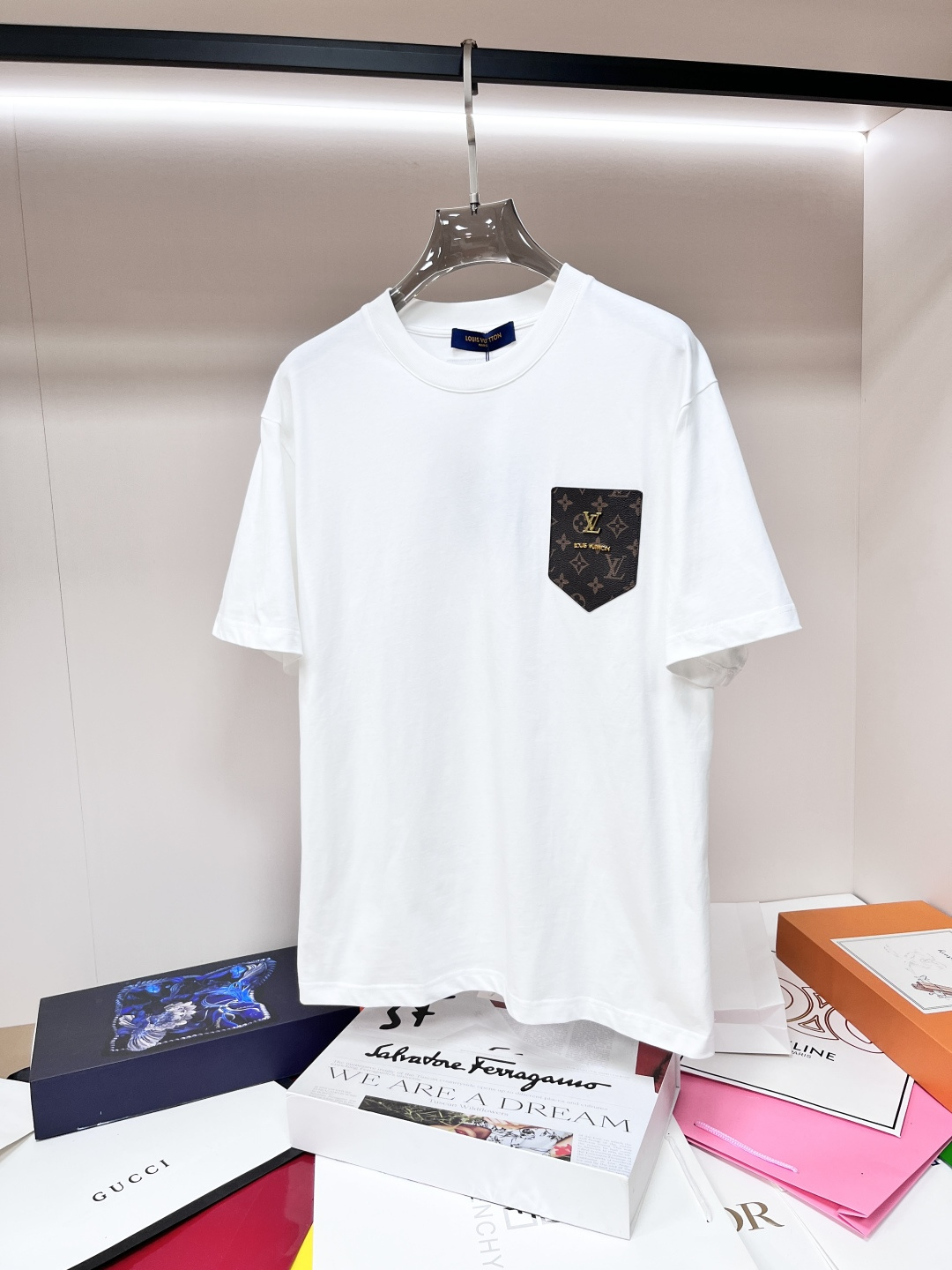 NO:412183,The main recommendation LV is exclusively designed for spring new donkey brand fashionable casual round neck short sleeves, pure cotton fabric original single craft high-end European version original single T-shirt, trendy and fashionable casual half-sleeved, breathable and comfortable, impeccable details, brand element design concept, reflecting high quality. It presents casual cut, and the upper body style is superb!  Code number Xs-XL H2025 new model first release, louis vuitton,louis vuitton,t-shirt,tees,t-shirt,alexander wang19860909主推 LV 独家专供春季新款驴牌时尚休闲圆领短袖,纯棉面料原单工艺高端欧版原单T恤,潮流时尚休闲半袖 透气舒适度高,细节无可挑剔,品牌元素设计理念,体现高品质.呈现休闲裁剪,上身版型超赞！ 码数Xs-XL H2025新款首发,,louis vuitton,louis vuitton,T-shirt,tees，t-shirt,alexander wang,Men's clothing