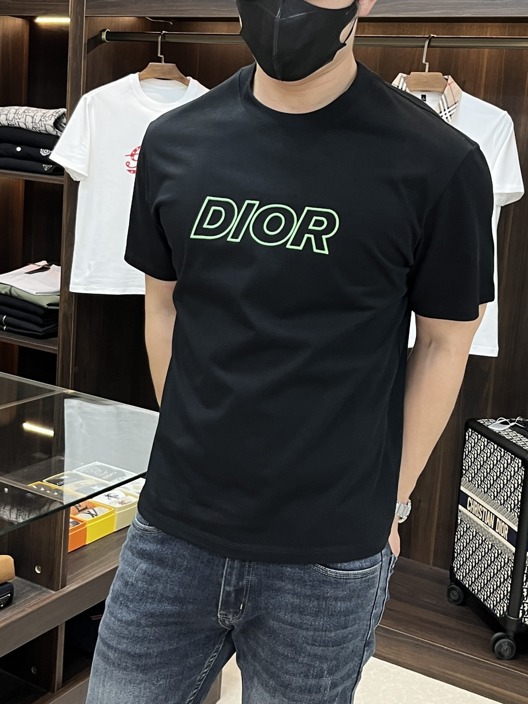 NO:625660,The main recommendation is Dior's exclusive autumn new Dior fashion casual round neck short sleeves, high-density 320g pure cotton fabric, advanced dense needle embroidery, high-end European original single T-shirt, trendy fashion casual half-sleeves, high breathability and comfort, impeccable details, brand element design concept, reflecting high quality. Presenting casual tailoring, the upper body shape is awesome!  Size M-3XL H2025 new model first release, dior, dior, T-shirt, tees, t-shirt, alexander wang19860909主推 Dior 独家专供秋季新款迪奥时尚休闲圆领短袖,高密度320克纯棉面料,高级密针刺绣、高端欧版原单T恤,潮流时尚休闲半袖 透气舒适度高,细节无可挑剔,品牌元素设计理念,体现高品质.呈现休闲裁剪,上身版型超赞！码数M-3XL H2025新款首发,,dior,dior,T-shirt,tees，t-shirt,alexander wang,Men's clothing