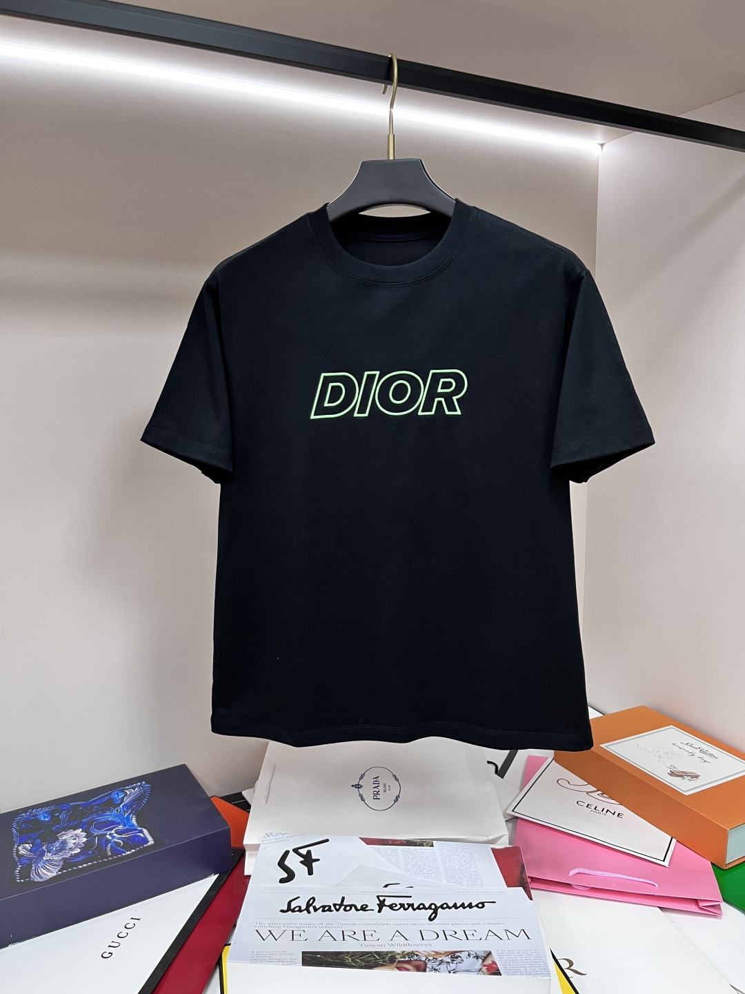 NO:476063,The main recommendation Dior is exclusively designed for the new autumn Dior fashion casual round neck short sleeves, high-density 320 grams pure cotton fabric, high-end needle embroidery, high-end European version original single T-shirt, trendy and fashionable casual half-sleeved, breathable and comfortable, impeccable details, brand element design concept, reflecting high quality. It presents casual cut, and the upper body style is superb!  Code Number M-3XL H2025 new model first release, dior, dior, T-shirt, tees, t-shirt, alexander wang19860909主推 Dior 独家专供秋季新款迪奥时尚休闲圆领短袖,高密度320克纯棉面料,高级密针刺绣、高端欧版原单T恤,潮流时尚休闲半袖 透气舒适度高,细节无可挑剔,品牌元素设计理念,体现高品质.呈现休闲裁剪,上身版型超赞！码数M-3XL H2025新款首发,,dior,dior,T-shirt,tees，t-shirt,alexander wang,Men's clothing