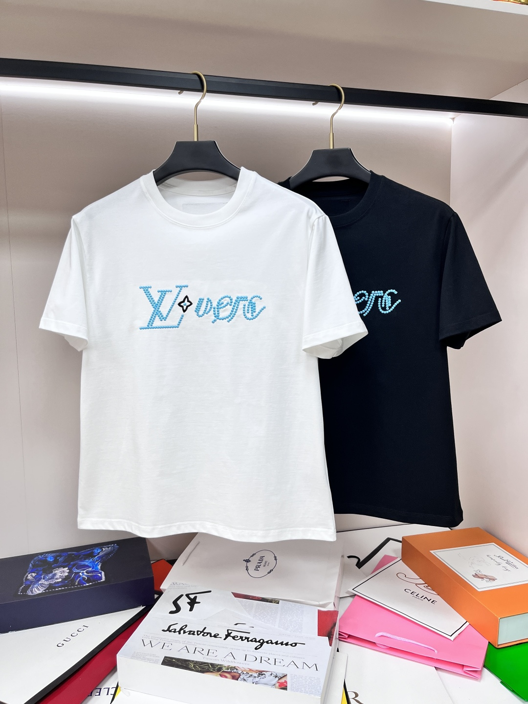 NO:476065,The main recommendation LV is exclusively designed for new autumn donkey brand fashionable casual round neck short sleeves, high-density 320g pure cotton fabric, high-end needle embroidery, high-end European version original single T-shirt, trendy and fashionable casual half-sleeved, high breathable and comfortable, impeccable details, brand element design concept, reflecting high quality. It presents casual cut, and the upper body style is superb!  Code Number M-3XL H2025 new model first release, louis vuitton,louis vuitton,t-shirt,tees,t-shirt,alexander wang19860909主推 LV 独家专供秋季新款驴牌时尚休闲圆领短袖,高密度320克纯棉面料,高级密针刺绣、高端欧版原单T恤,潮流时尚休闲半袖 透气舒适度高,细节无可挑剔,品牌元素设计理念,体现高品质.呈现休闲裁剪,上身版型超赞！码数M-3XL H2025新款首发,,louis vuitton,louis vuitton,T-shirt,tees，t-shirt,alexander wang,Men's clothing