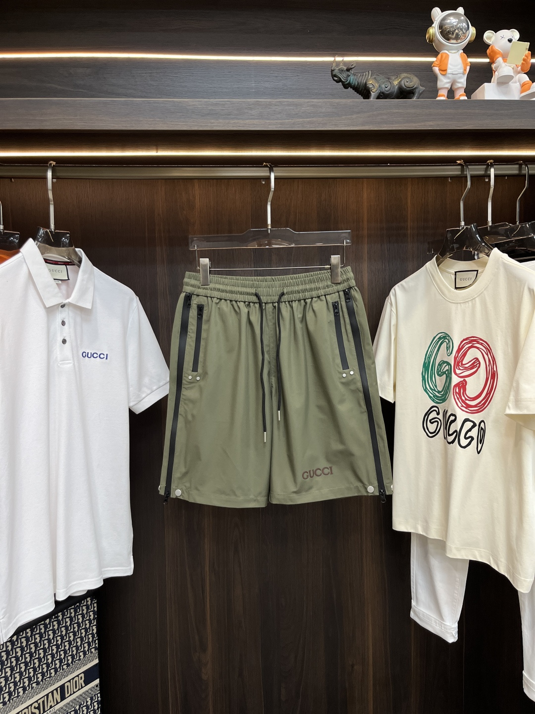 NO:152805,The main recommendation is Gucci ss summer new men's casual shorts, high-end version!  Customized fabrics for counters are breathable and comfortable, with impeccable details, and the brand element design concept reflects high quality. The feel is delicate and soft!  It is casually cut, with a great upper body style!  Size: M-3XL H new model first release, gucci, shorts, alexander wang19860909主推 Gucci ss夏季新款男士休闲短裤,高端版本！专柜定制面料 透气舒适度高,细节无可挑剔,品牌元素设计理念,体现高品质.手感细腻柔软！呈现休闲裁剪,上身版型超赞！ 尺码:M-3XL H新款首发,,gucci,shorts,alexander wang,Men's clothing